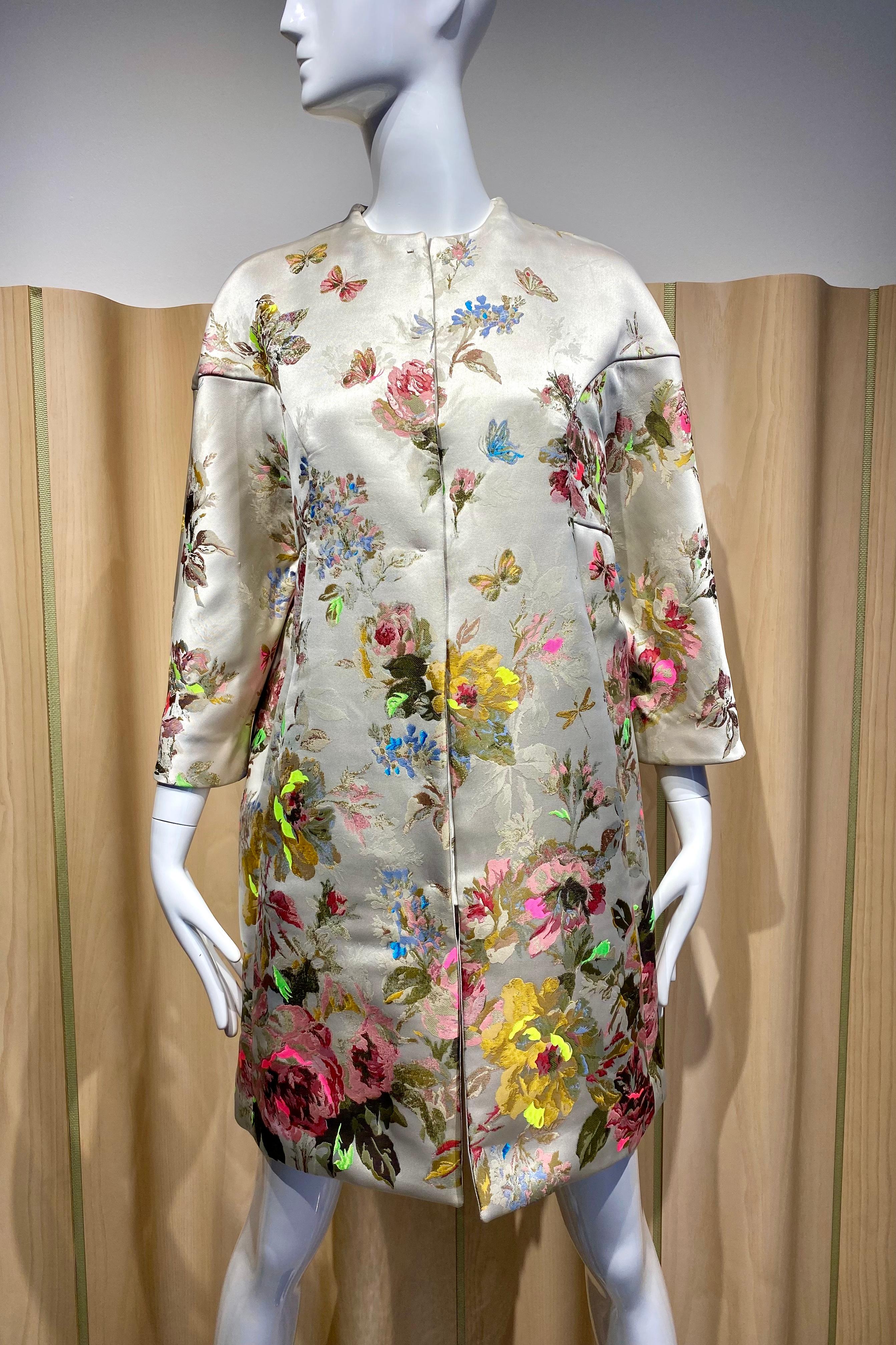Valentino New Coat with price tag $4980. Beautiful Silver Silk Brocade coat with flower, butterfly, and Dragonfly in pink, yellow, green and acid green. Perfect for bridal or cocktail party.
-Pockets
- 3/4 sleeve. Marked size 6