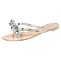 Valentino Silber Glitter Jelly Rockstud Bogen flache Tanga Rutschen Größe 36