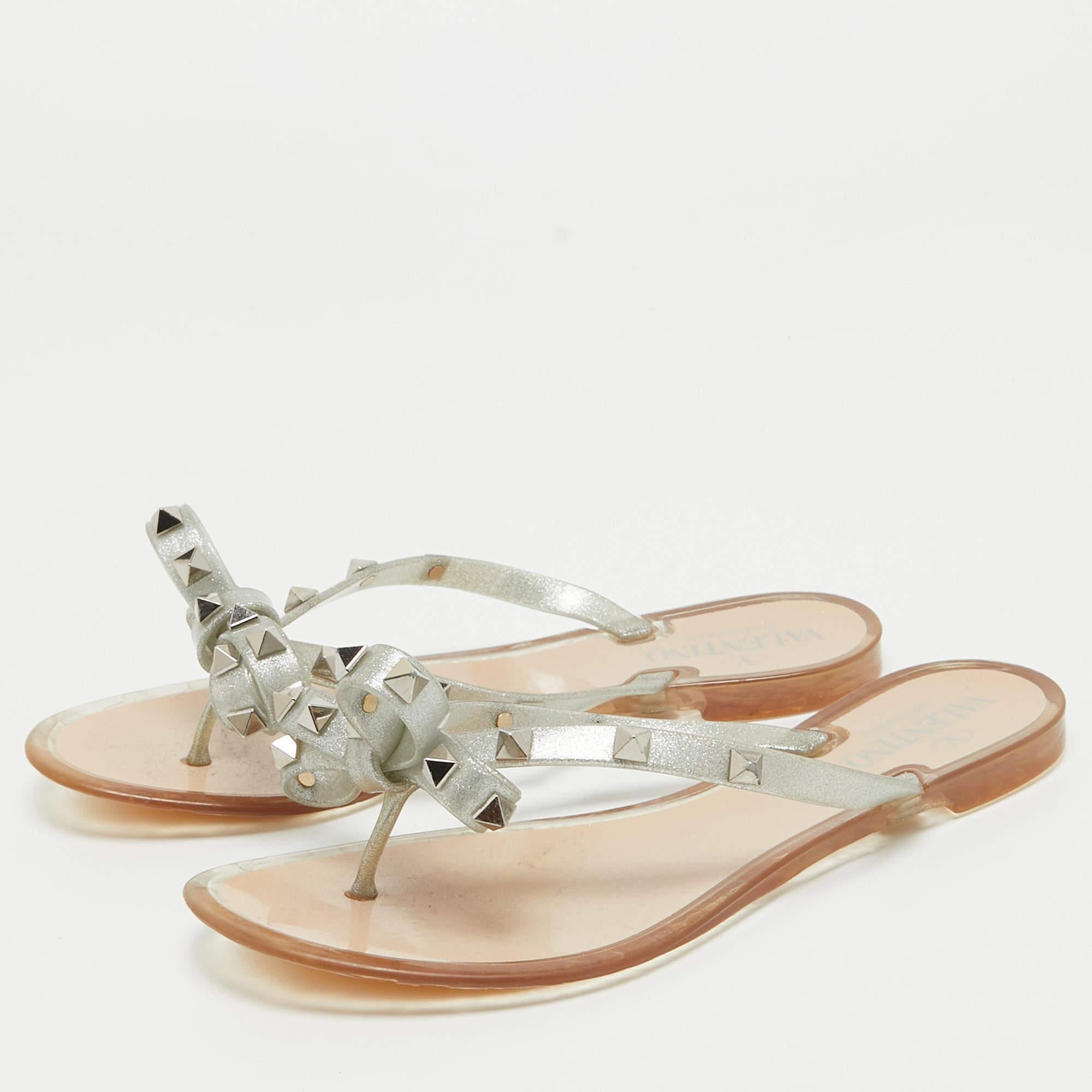 Mélange parfait de style luxueux et de confort, ces chaussures plates de créateur sont fabriquées à partir de matériaux de qualité et encadrent vos pieds de la manière la plus raffinée qui soit. Ils peuvent être associés à une multitude de tenues de