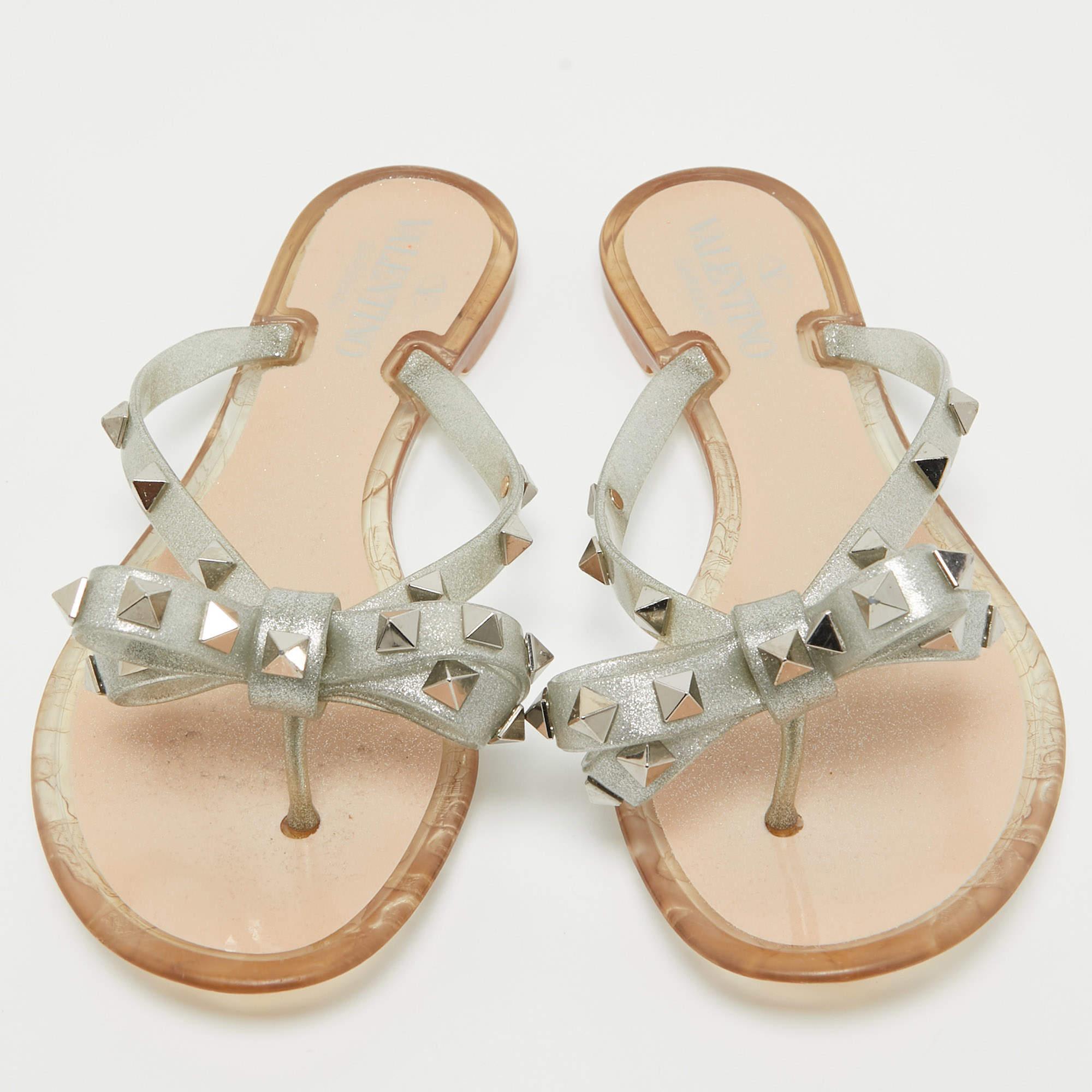 Beige Valentino - Chaussures longues Rockstud à nœud en caoutchouc pailleté argenté, taille 36 en vente