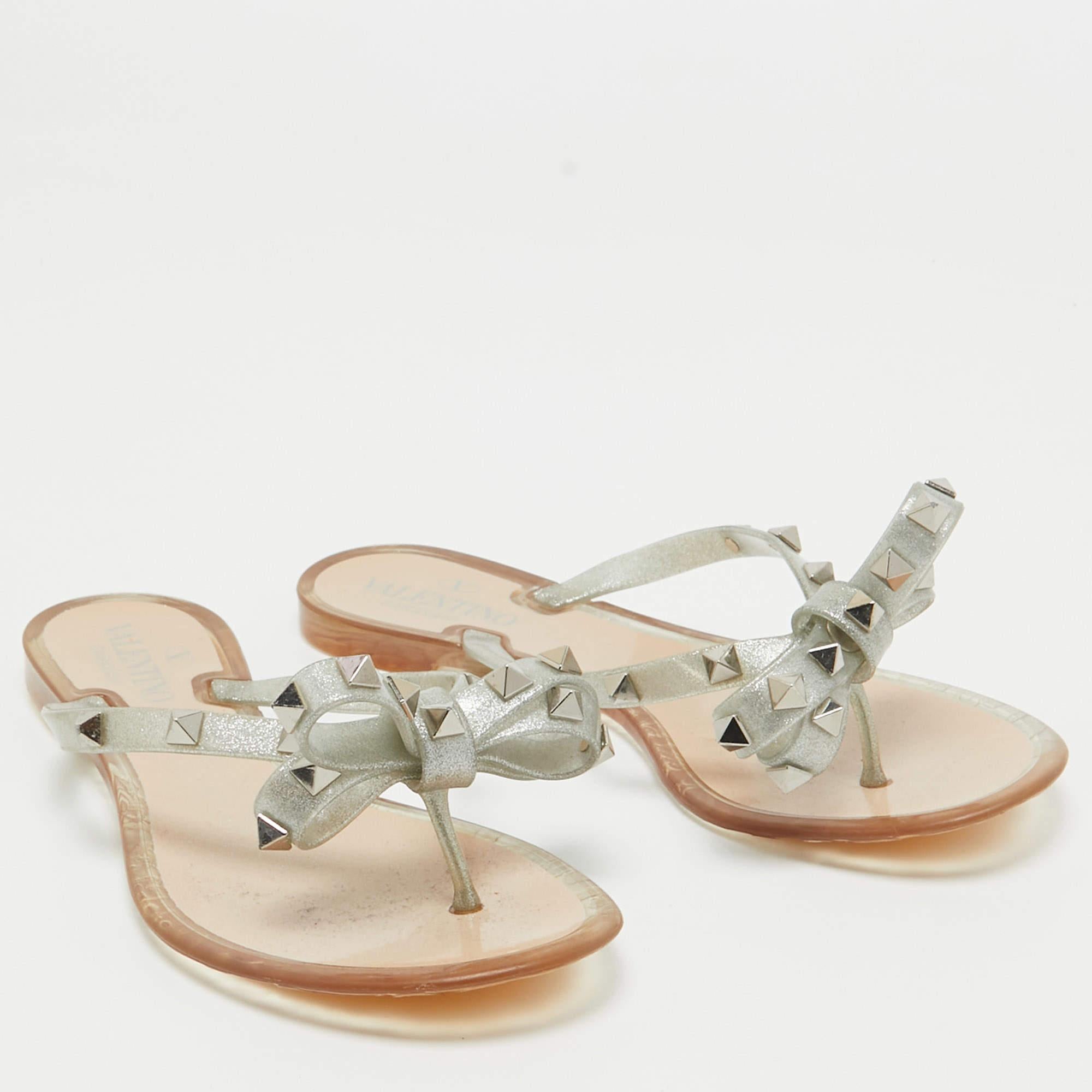 Valentino - Chaussures longues Rockstud à nœud en caoutchouc pailleté argenté, taille 36 Bon état - En vente à Dubai, Al Qouz 2