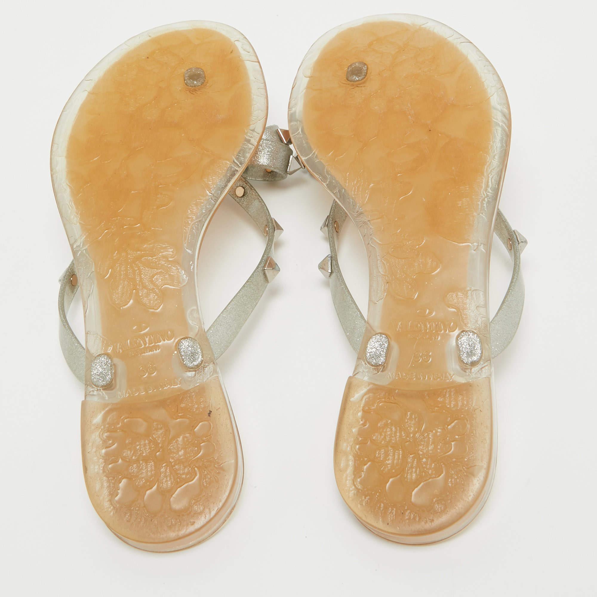 Valentino - Chaussures longues Rockstud à nœud en caoutchouc pailleté argenté, taille 36 en vente 1