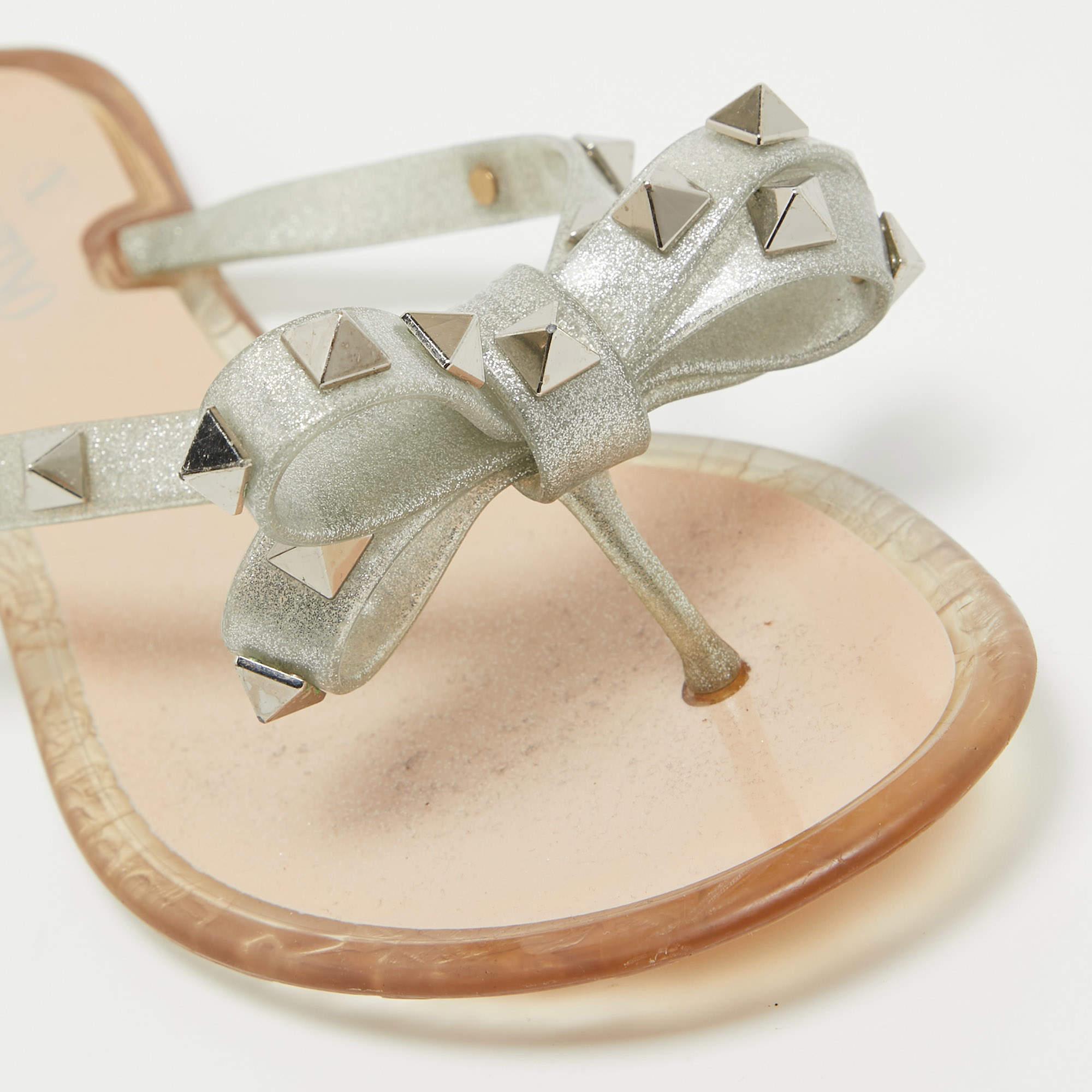 Valentino - Chaussures longues Rockstud à nœud en caoutchouc pailleté argenté, taille 36 en vente 2