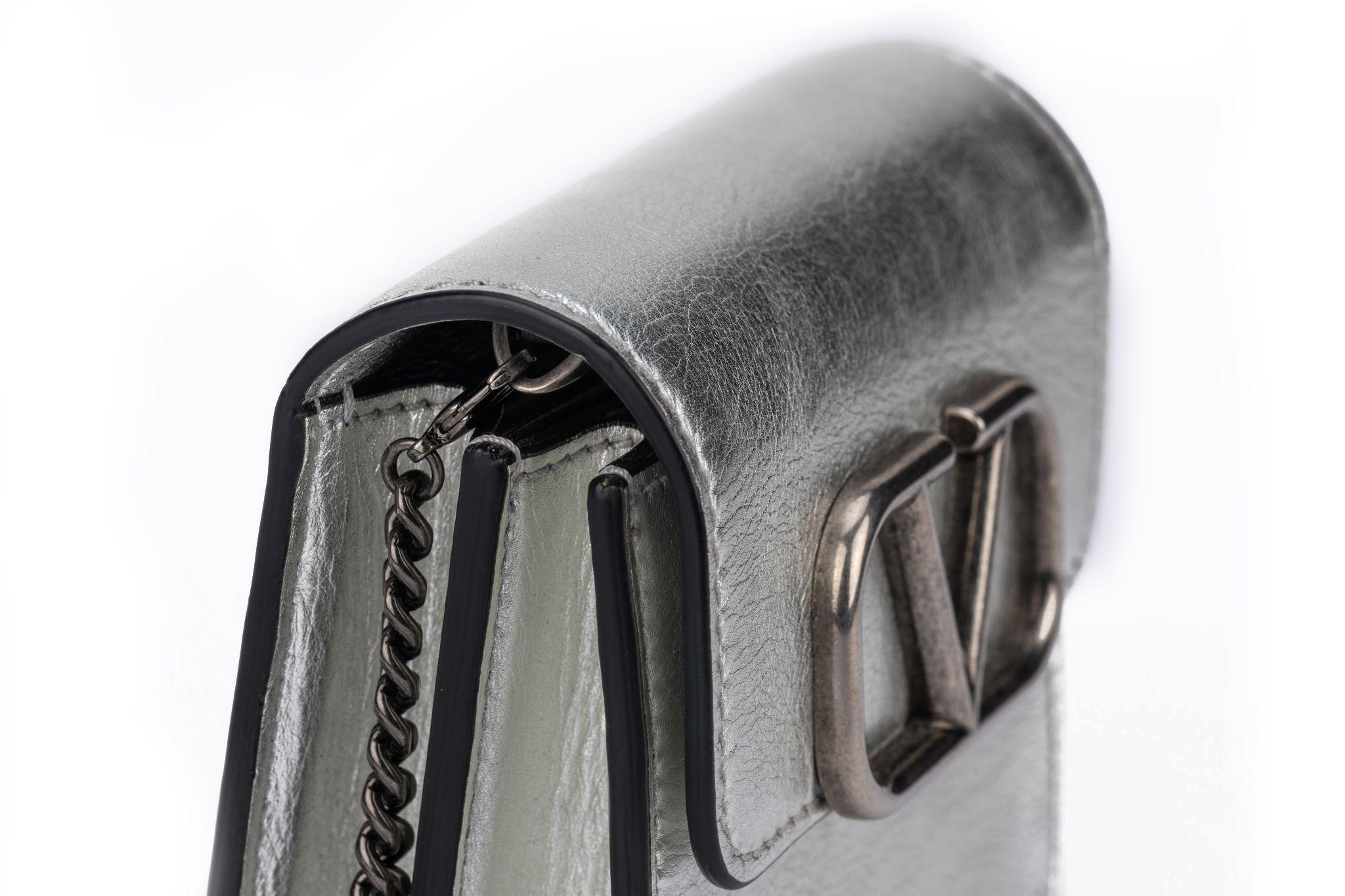 Valentino Mini sac à bandoulière argenté Excellent état - En vente à West Hollywood, CA