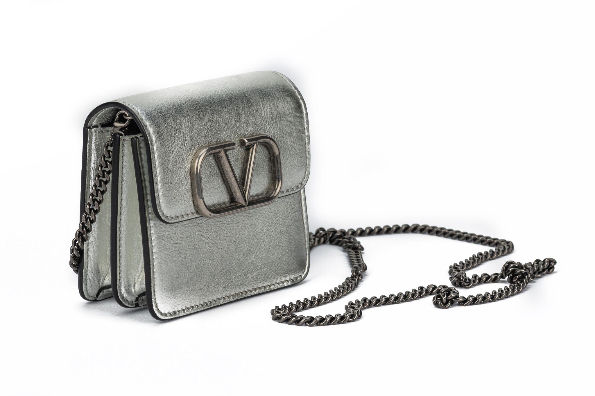 Mini bolso cruzado plateado Valentino en venta 3