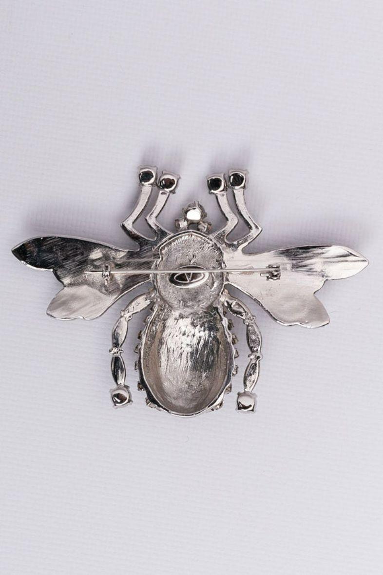 Valentino - Silver plated brooch representing a bee, paved with rhinestones.

Additional information:
Dimensions: 11 cm (4.33 in) x 7 cm (2.76 in)
Condition: Very good condition
Seller Ref number: BR92