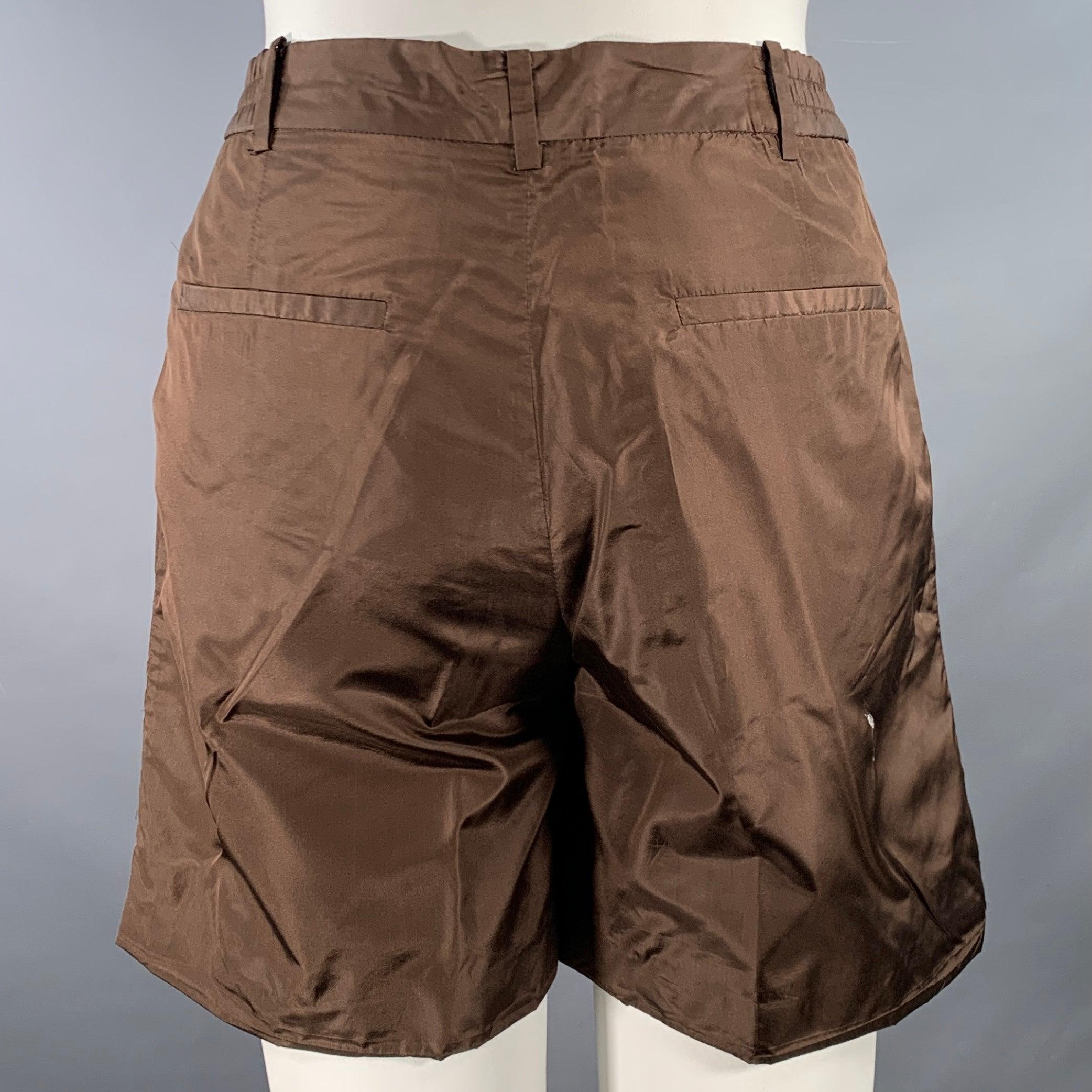 Short VALENTINO
en soie brune, avec un style plissé, une fermeture éclair et une taille élastique. Fabriqué en Italie. Excellent état. 

Marqué :   IT 46 

Mesures : 
  Taille : 31 - 33 pouces Taille : 11 pouces Entrejambe : 5.5 pouces 
 
  
  
