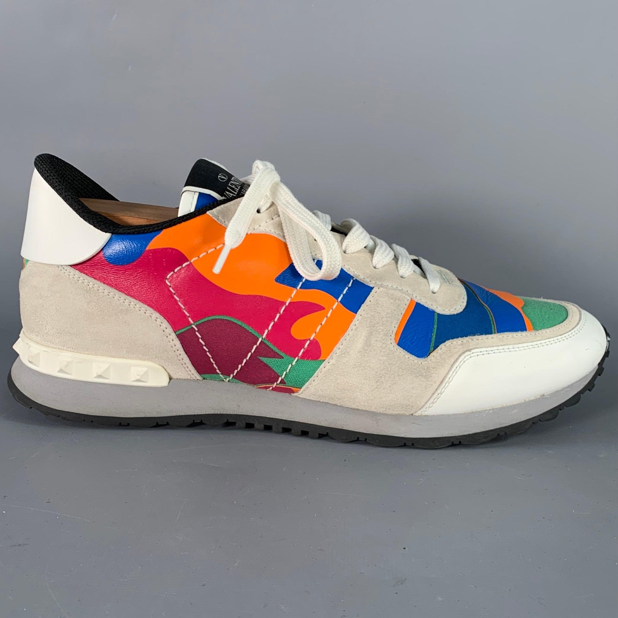 Baskets VALENTINO
en cuir blanc avec un motif camouflage en toile multicolore, des détails en daim gris et une fermeture à lacets. Les embauchoirs ne sont pas inclus. Fabriqué en Italie. Très bon état. Marques mineures. 

Marqué :   SW723Y2