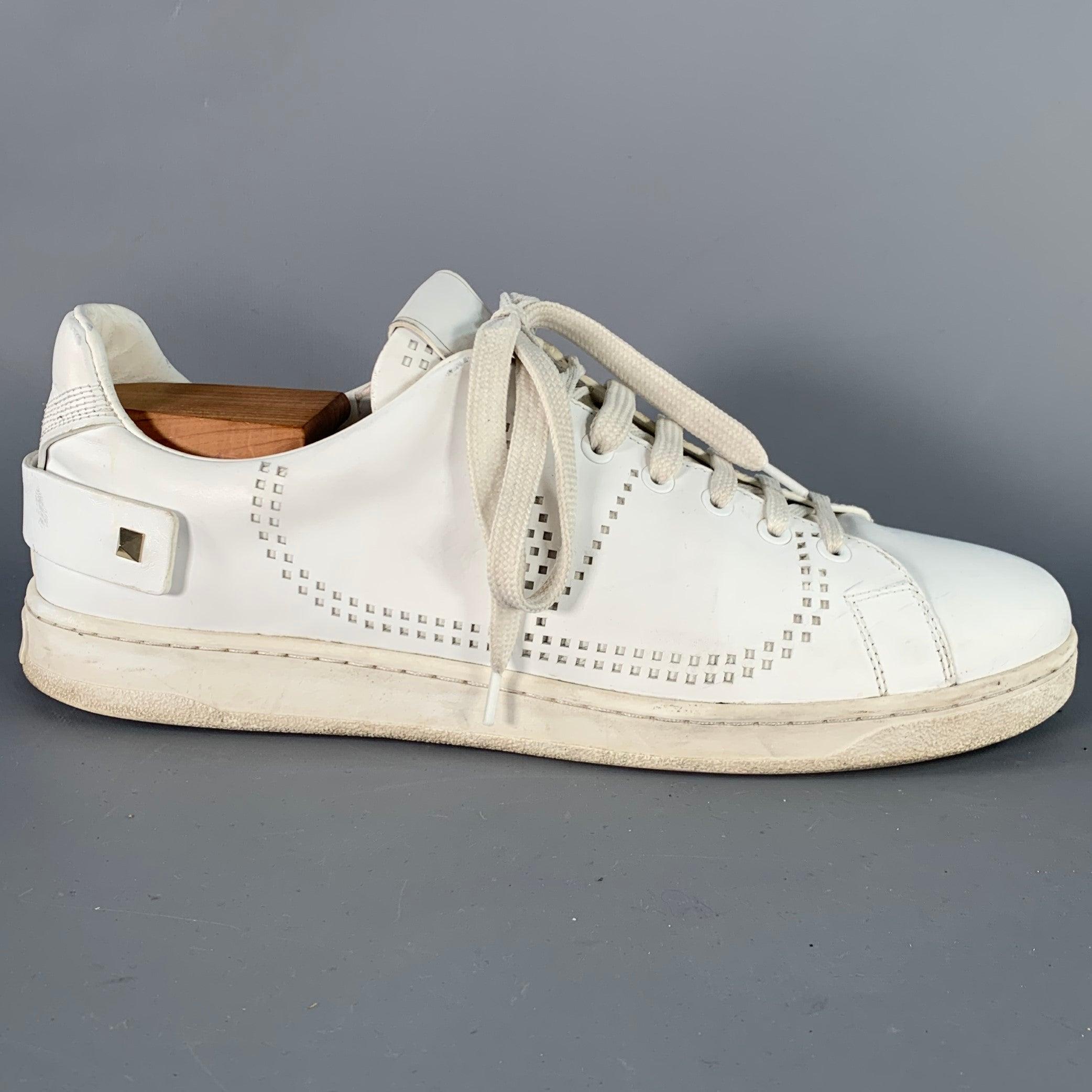Baskets VALENTINO
en cuir blanc, avec un style bas, un design perforé, des détails de talon clouté et une fermeture à lacets. Les embauchoirs ne sont pas inclus. Fabriqué en Italie. Bon état d'usage. Marques, éraflures et signes d'usure modérés. En