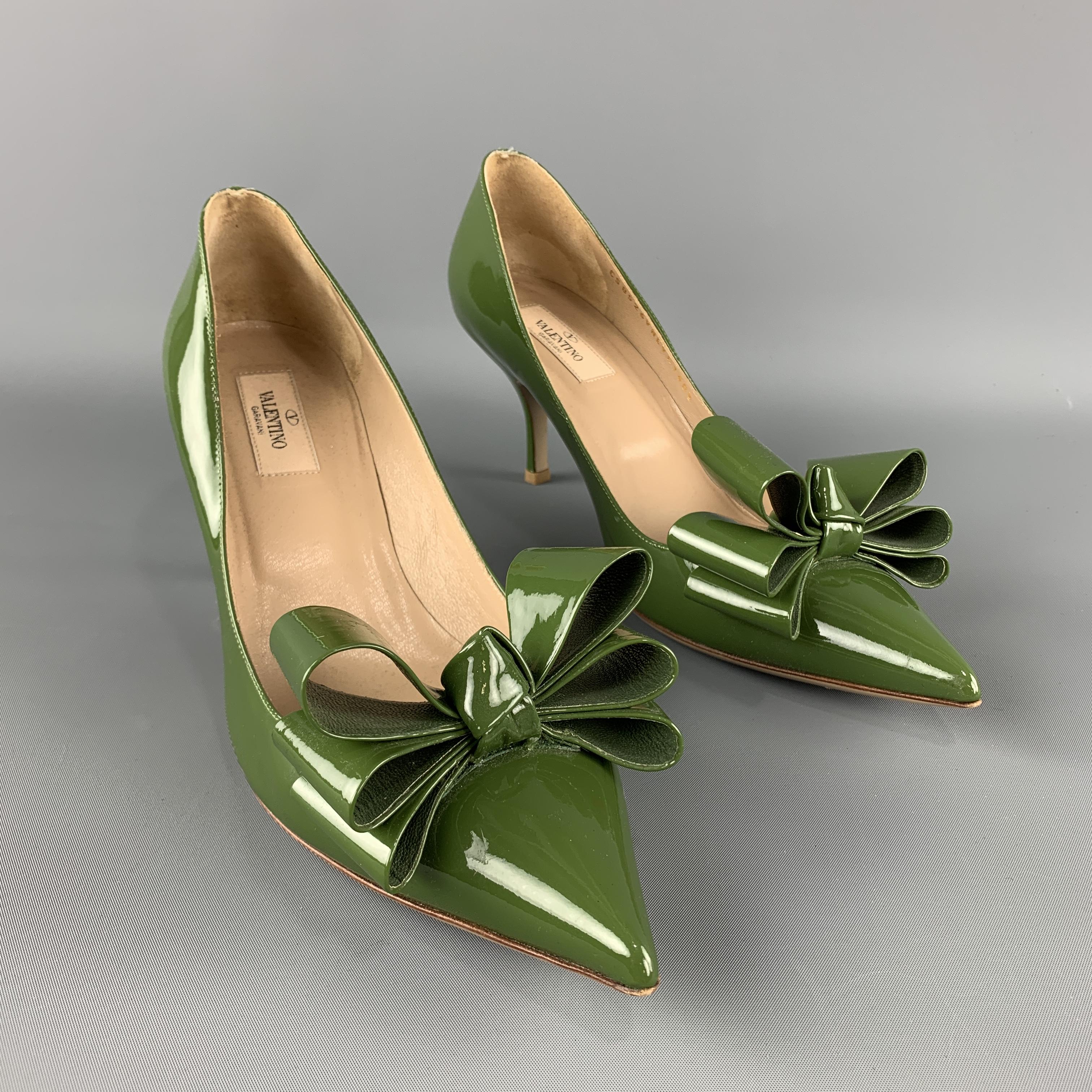 VALENTINO Versailles Bow Pump comes in a green tone in a patent leather material, with a pointed toe and a sculptural bow. Light marks.  Made in Italy.
 
Excellent Pre-Owned Condition.
Marked: IT 40 1/2   CS8526VNEVE1401/2
 
Heel: 2.5 in.