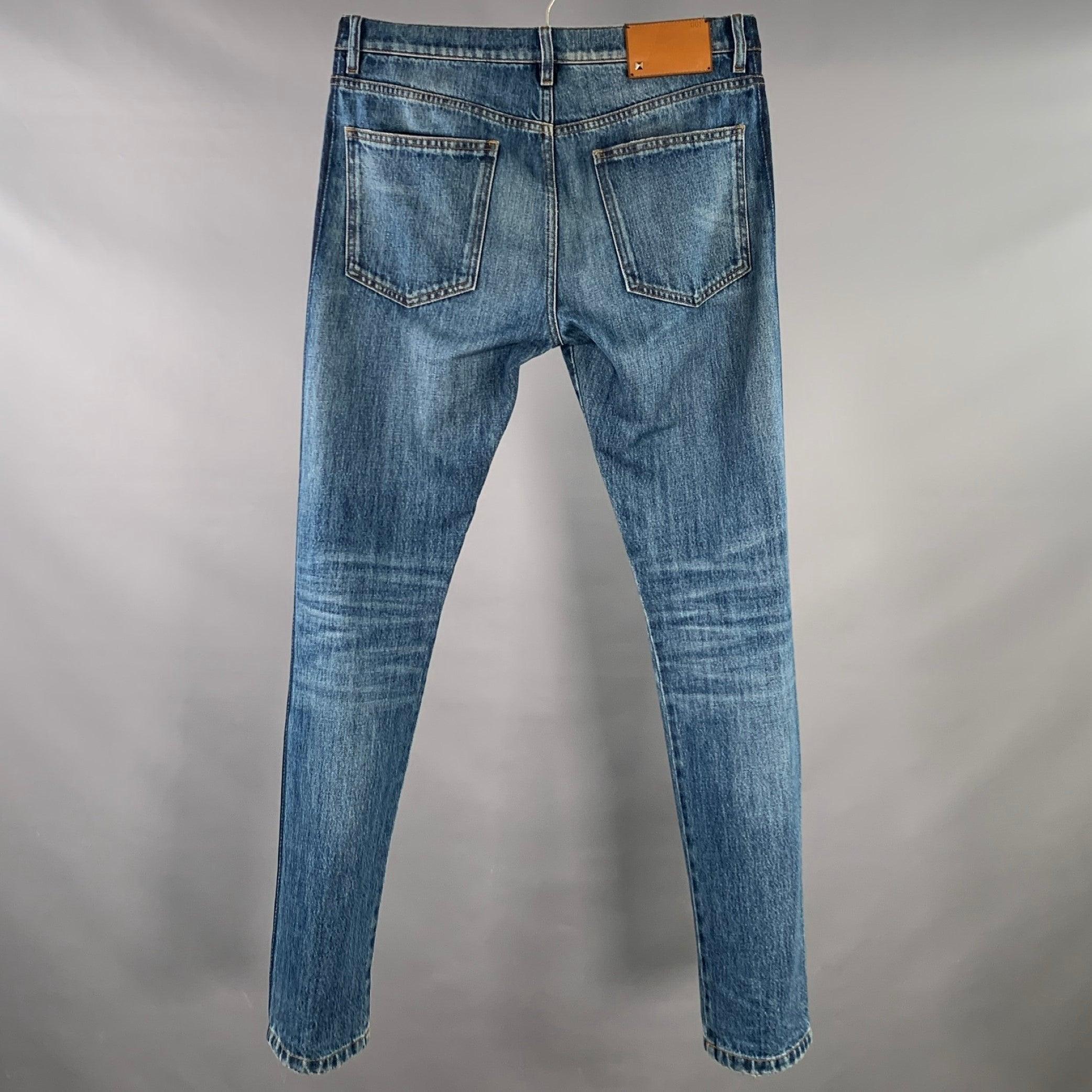 Jeans Valentino
en denim délavé indigo, avec des rayures latérales teintées indigo foncé, une jambe droite et une braguette boutonnée. Fabriqué en Italie. Excellent état.  

Marqué :   30 

Mesures : 
  Taille : 30 pouces Taille : 8.5 pouces