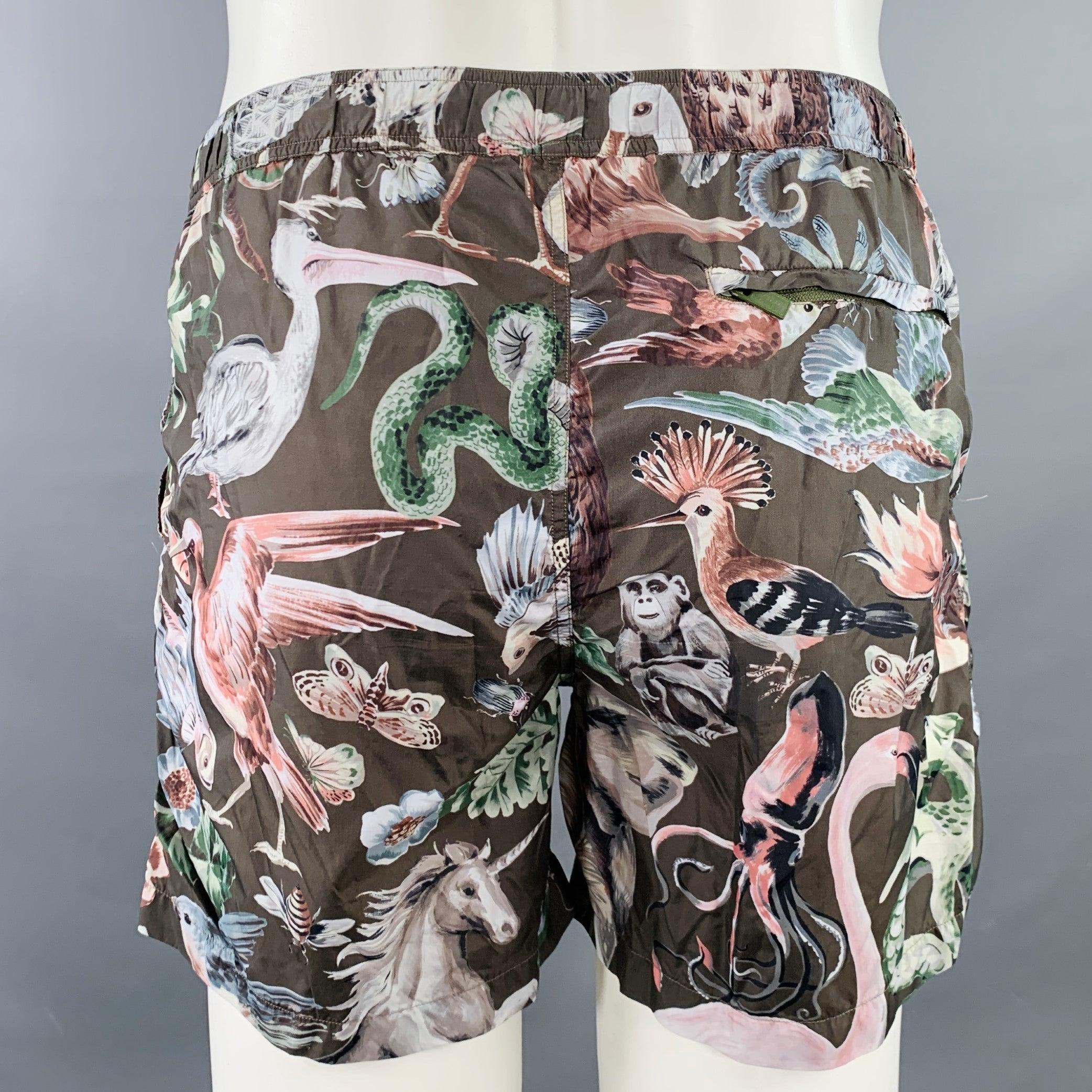 Maillot de bain VALENTINO
en polyamide multicolore avec un imprimé animalier, une doublure en maille et un cordon de serrage à la taille.
Fabriqué en Italie. Excellent état. 

Marqué :   IT 46 

Mesures : 
  Taille : 30 - 33 pouces Taille : 10