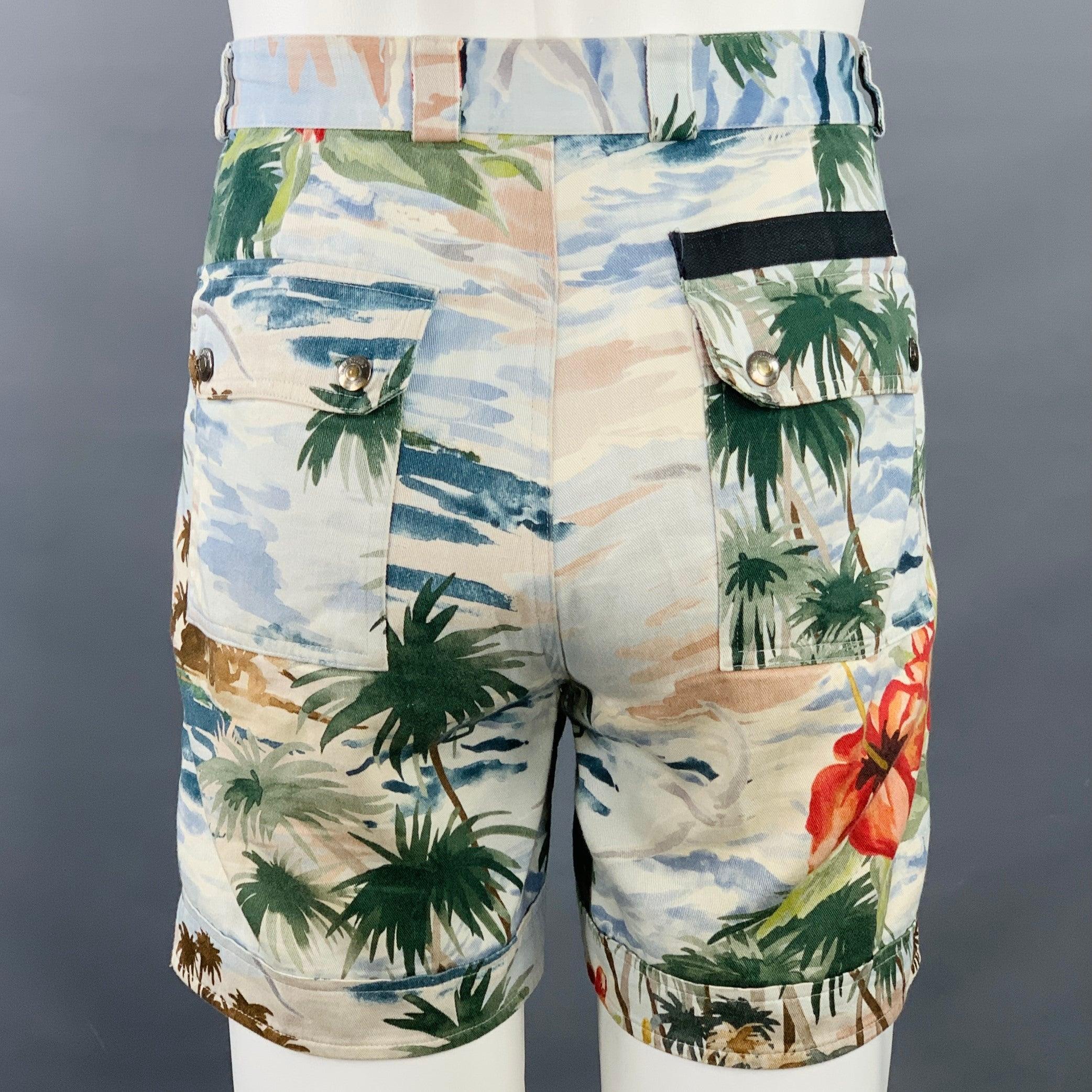 Pantaloncini di Valentino
in twill di cotone multicolore con stampa di un paesaggio tropicale hawaiano, design a pieghe e chiusura a zip. Made in Italy. Eccellente condizione di usato. 

Contrassegnato:   IT 46 

Misure: 
  Vita: 30 pollici Cavallo:
