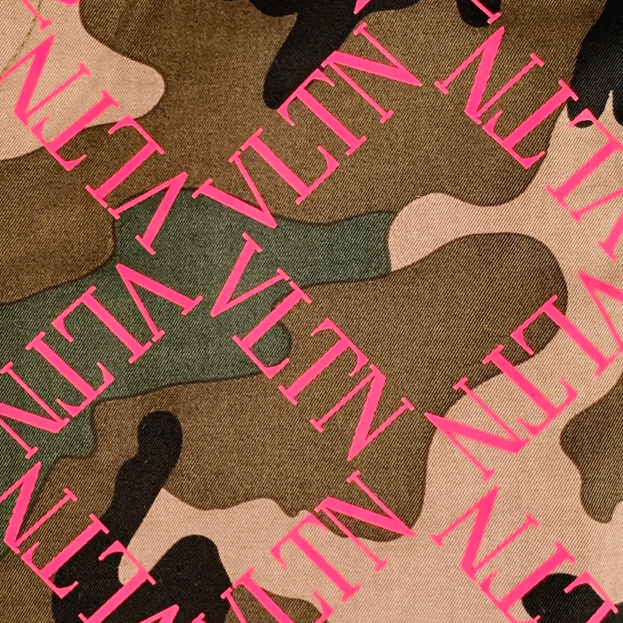 VALENTINO casual pants
in an olive green and black cotton woven fabric featuring a camouflage pattern with pink VLTN monogram diamond grid pattern, zip pockets, and zip fly closure with drawstring waistband. Made in Italy.Excellent Pre-Owned