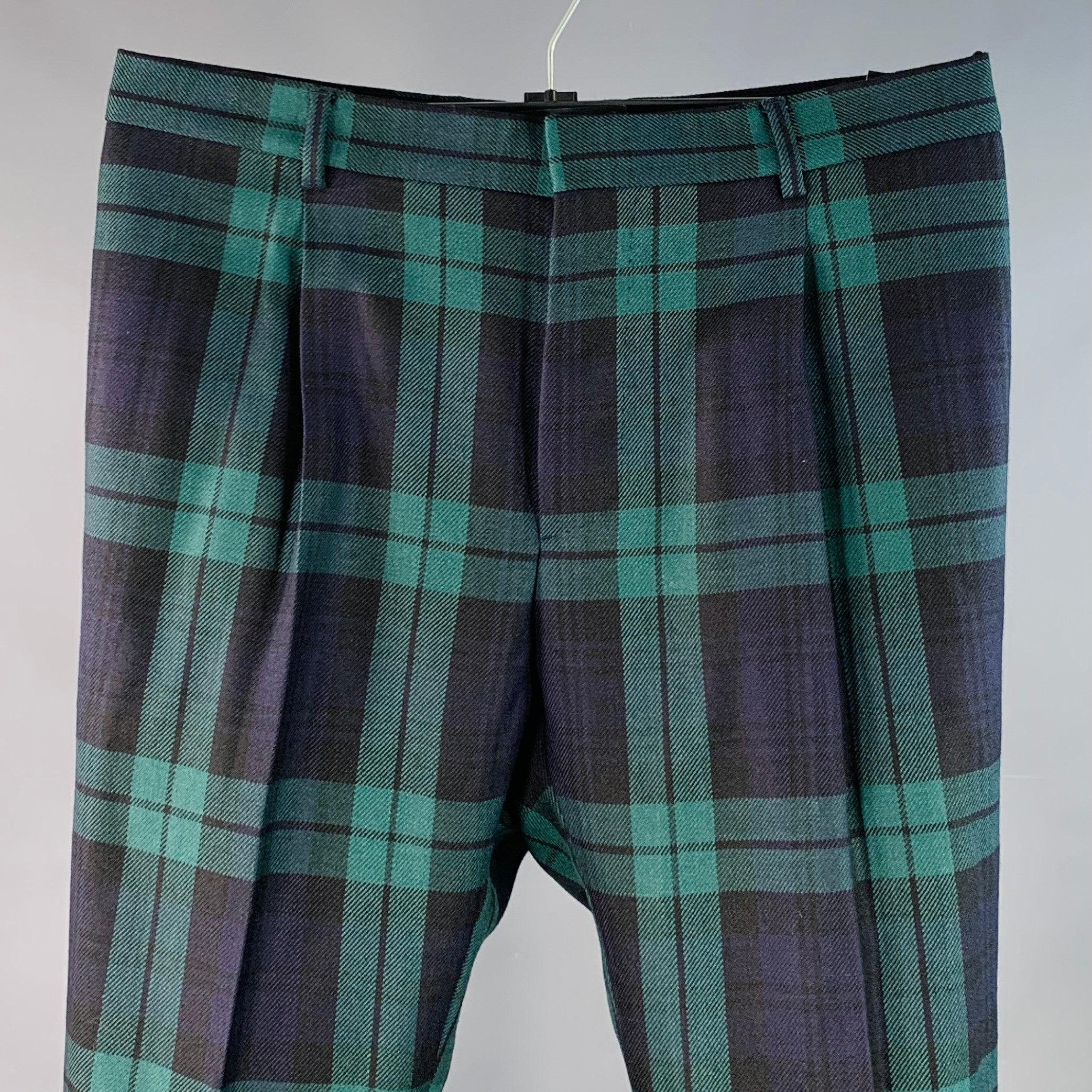 Pantalon habillé Valentino
en laine marine et verte, avec un motif écossais, un style plissé et une jambe fuselée. Excellent état d'origine. 

Marqué :   taille non marquée, pas d'étiquette. 

Mesures : 
  Taille : 32 pouces Taille : 9.5 pouces