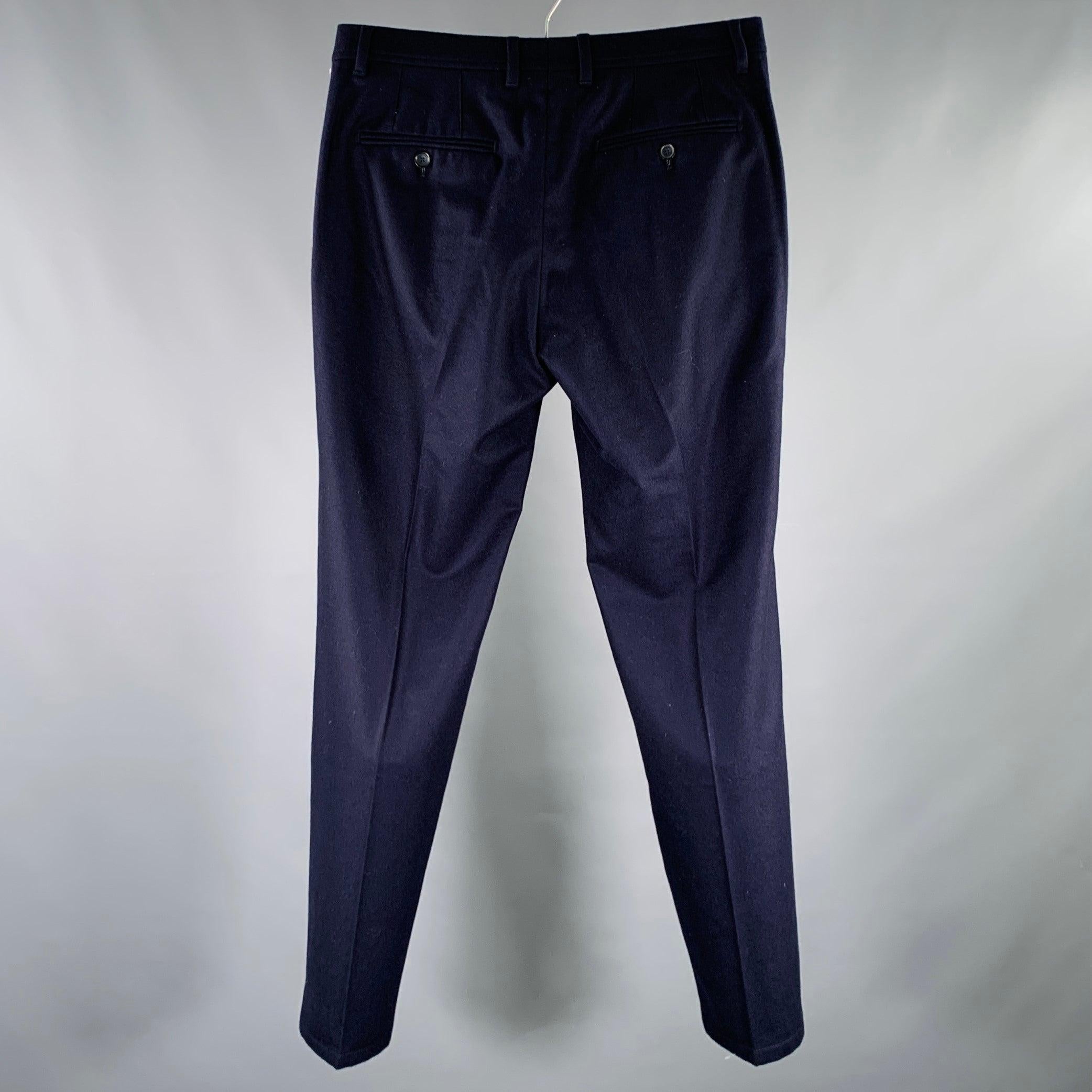 Pantaloni eleganti Valentino
in tessuto di lana blu, stile piatto, gamba dritta e chiusura con zip. Made in Italy. Eccellente condizione di usato. 

Contrassegnato:   IT 48 

Misure: 
  Vita: 32 pollici Cavallo: 8,5 pollici Gamba: 30 pollici 