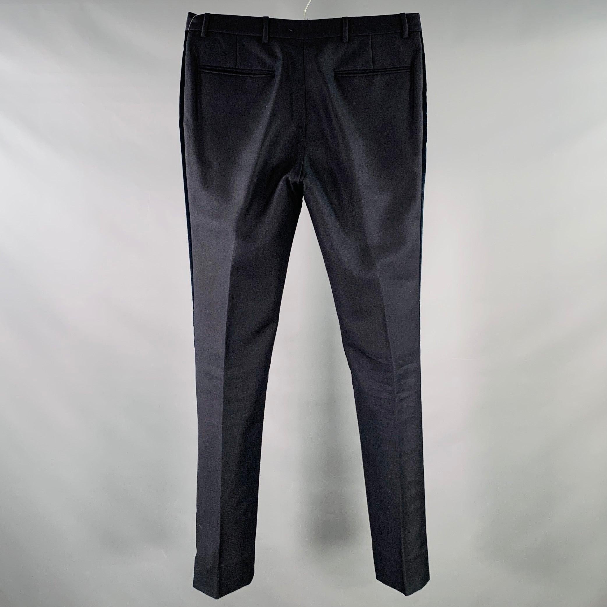 Pantalon habillé Valentino
en laine mohair marine, avec des rayures latérales en velours, un design plissé et une braguette boutonnée. Fabriqué en Italie. Excellent état.  

Marqué :   IT 48 

Mesures : 
  Taille : 32 pouces Taille : 8 pouces