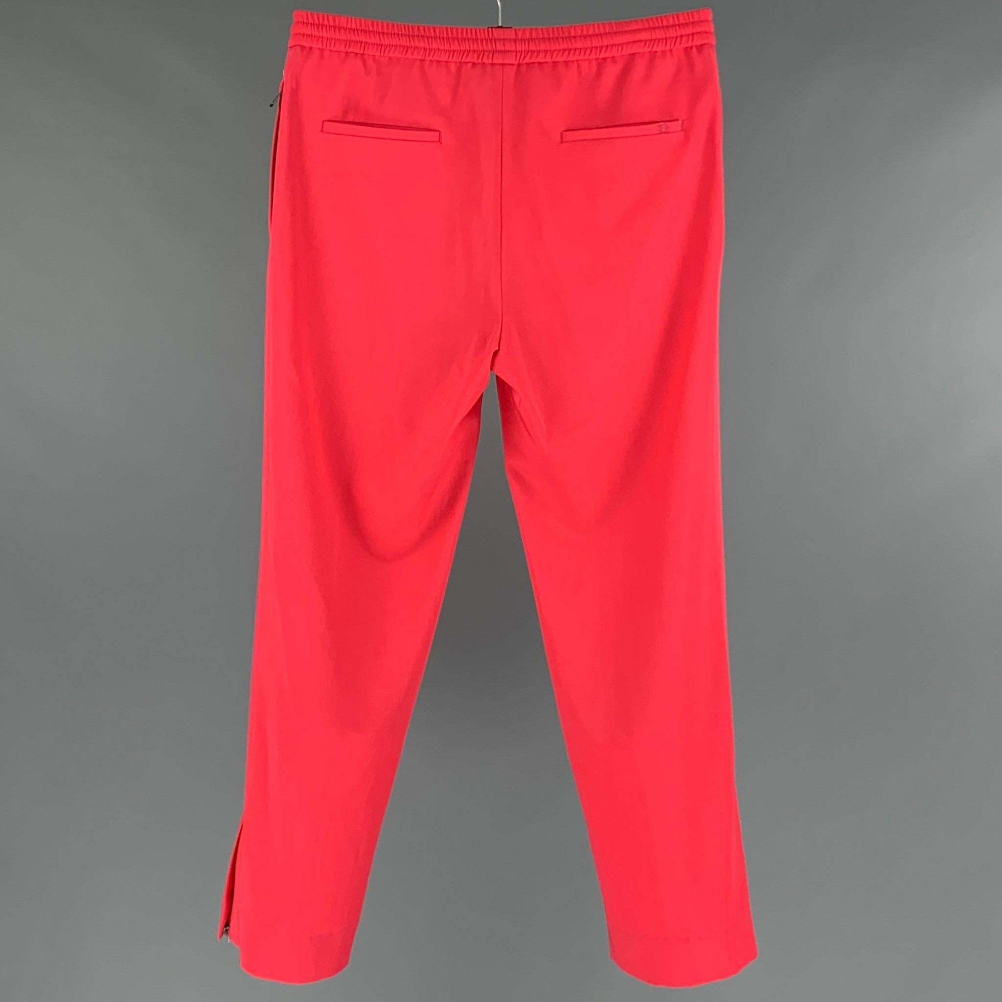 Pantaloni Valentino
in tessuto di lana rosa salmone con elastico in vita, cerniere alle caviglie e chiusura con zip. Made in Italy.Ottime condizioni di usato. Piccola riparazione sulla tasca posteriore destra. 

Contrassegnato:   48 

Misure: 
 