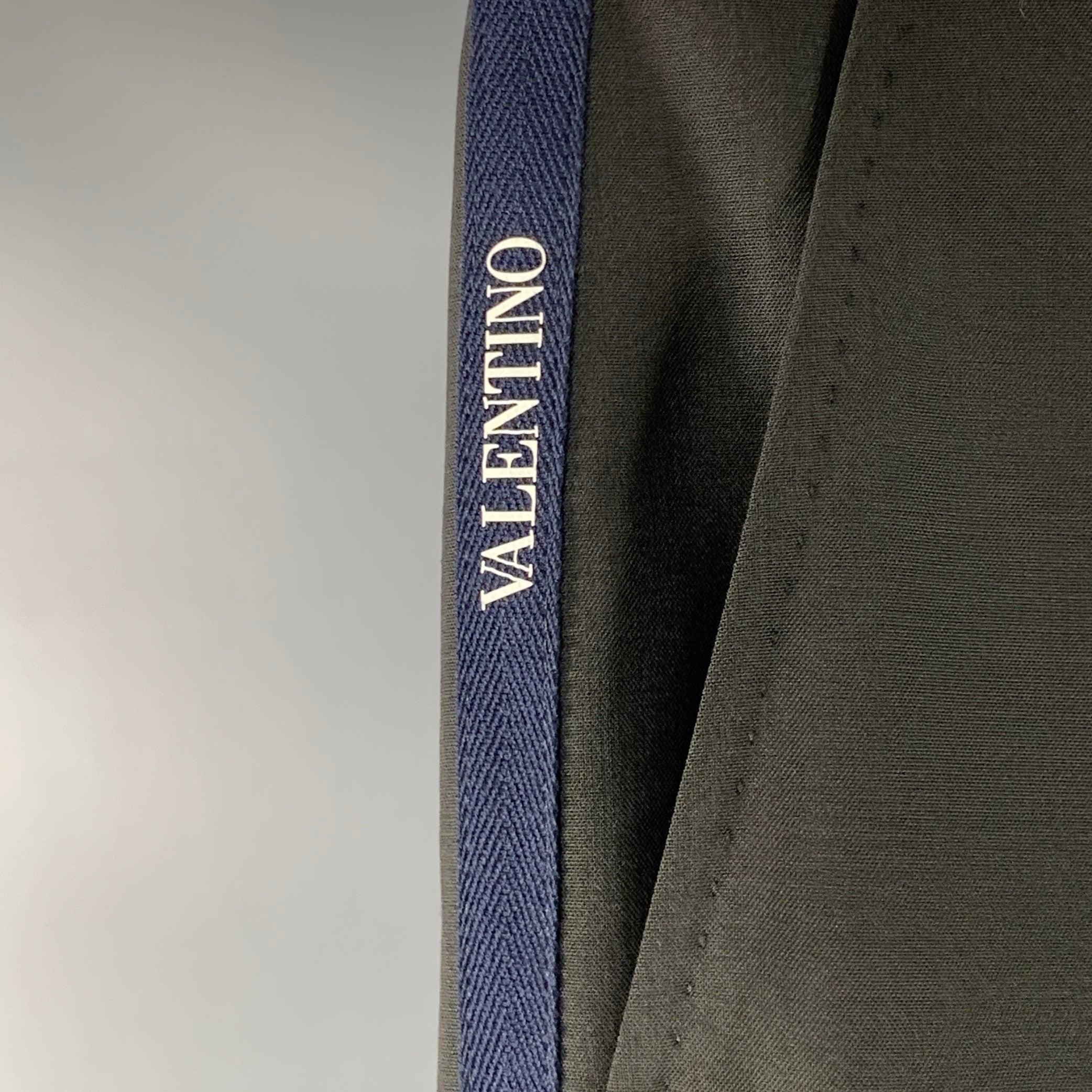 Pantaloni eleganti Valentino in misto lana vergine e poliestere nero con strisce laterali a spina di pesce in stile marinaro, parte anteriore piatta, gamba affusolata e chiusura con zip. L'orlo è stato lasciato incompiuto per poterlo adattare alla