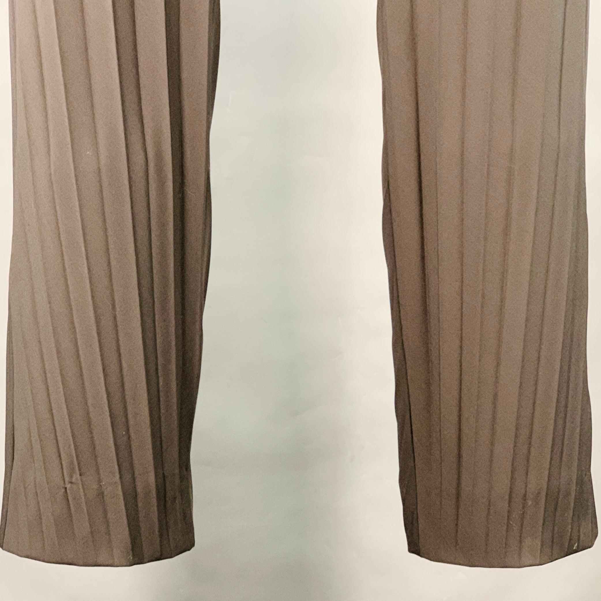 Pantalon habillé Valentino
en mélange de polyester noir et de laine vierge extensible, avec un motif plissé sur tout le corps, une jambe droite et une fermeture à glissière. Fabriqué en Italie. Très bon état. Signes mineurs d'usure. 

Marqué :   IT