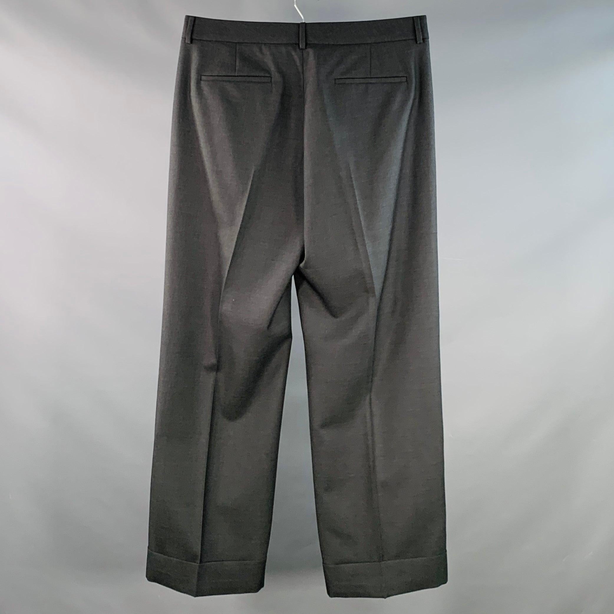 Pantalon habillé Valentino
en sergé de laine vierge gris anthracite, avec un devant plat, une jambe large à revers et une fermeture à glissière.
Fabriqué en Italie. Excellent état. 

Marqué :   IT 52 

Mesures : 
  Taille : 36 pouces Taille : 11.5