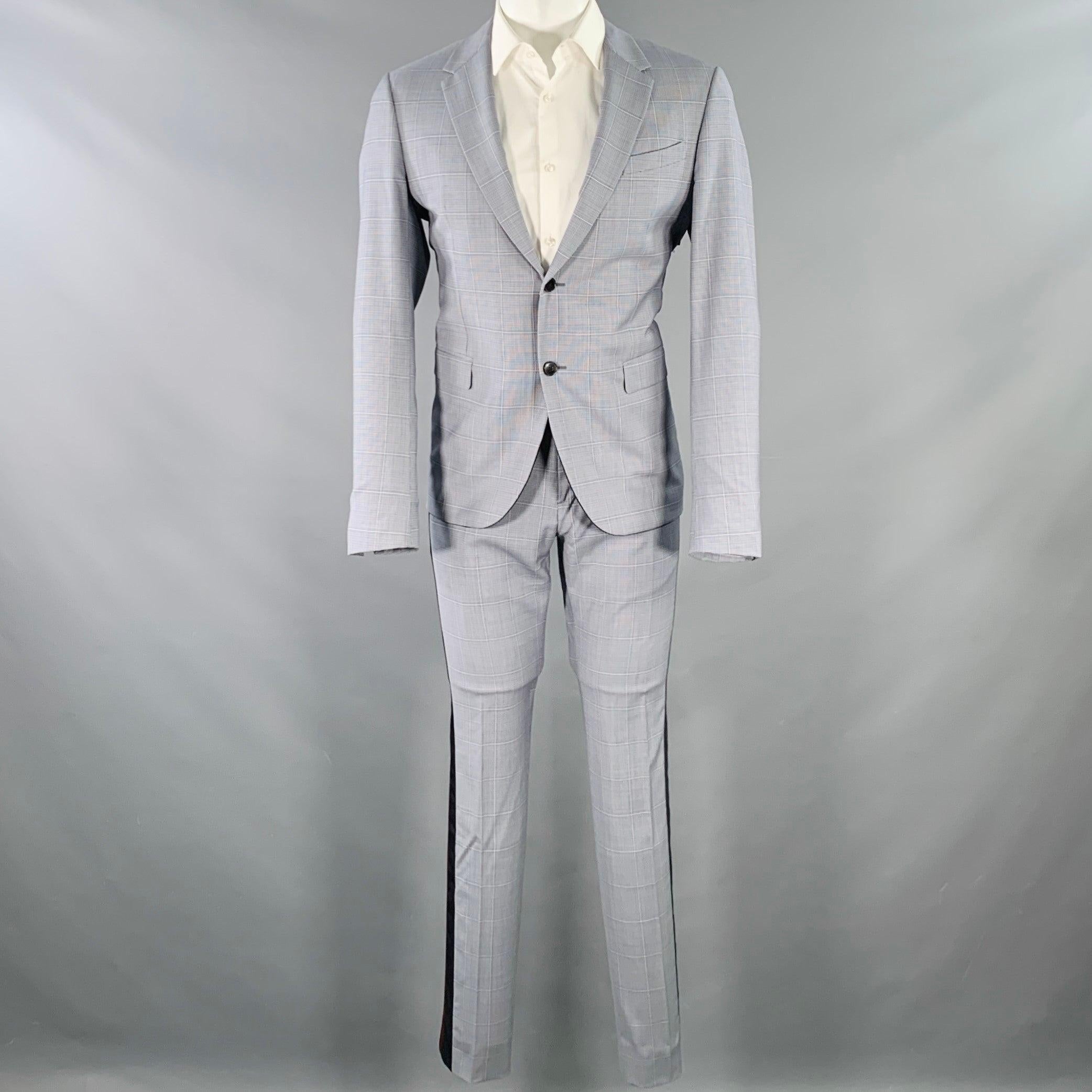 Costume Valentino
en laine écossaise bleue et grise avec une demi-doublure et comprend un manteau de sport à double boutonnage à revers échancré et un pantalon assorti à devant plat. Fabriqué en Italie. Excellent état.  

Marqué :   IT 48 

Mesures