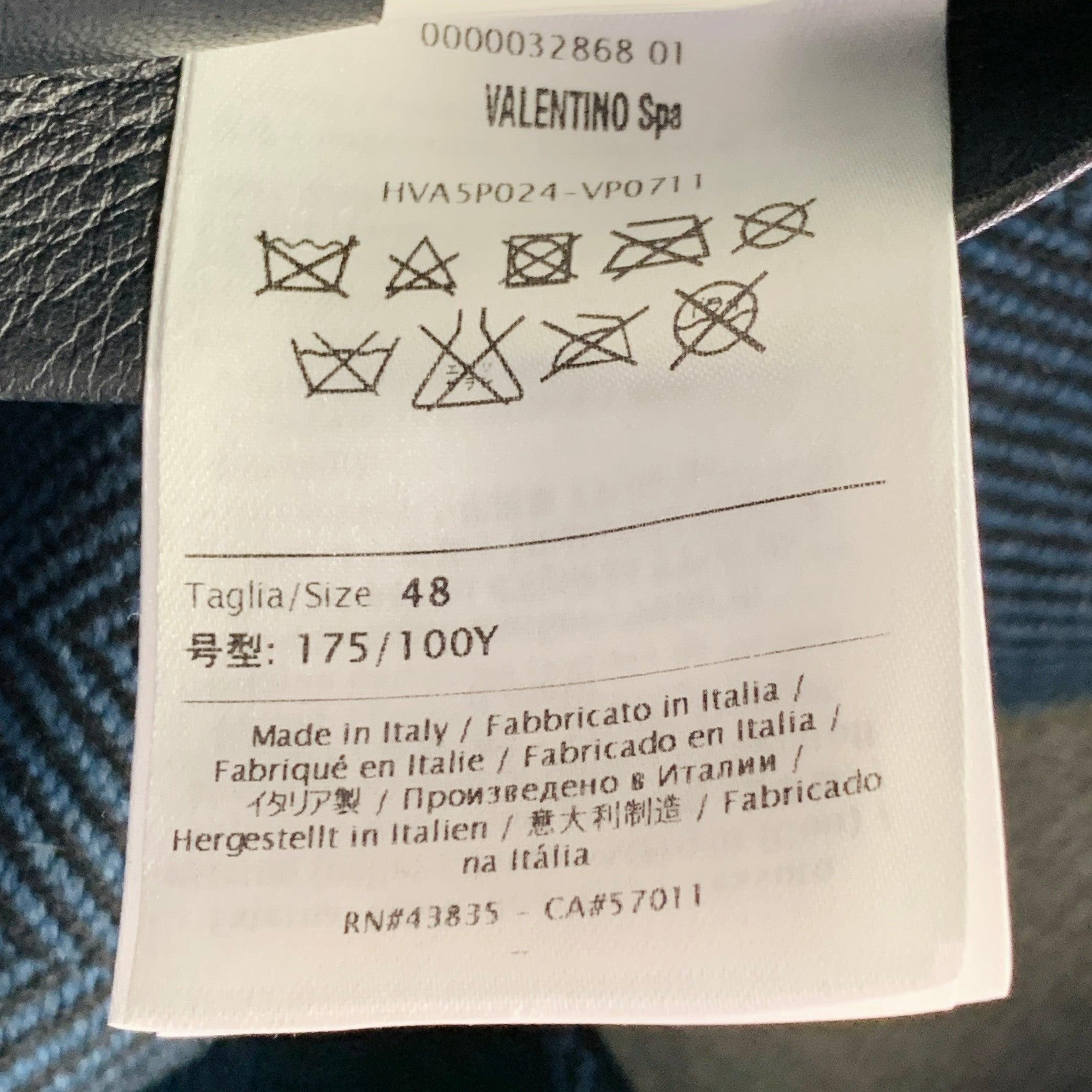 Trench-coat ceinturé en cuir d'agneau marine Taille 38 VALENTINO en vente 6