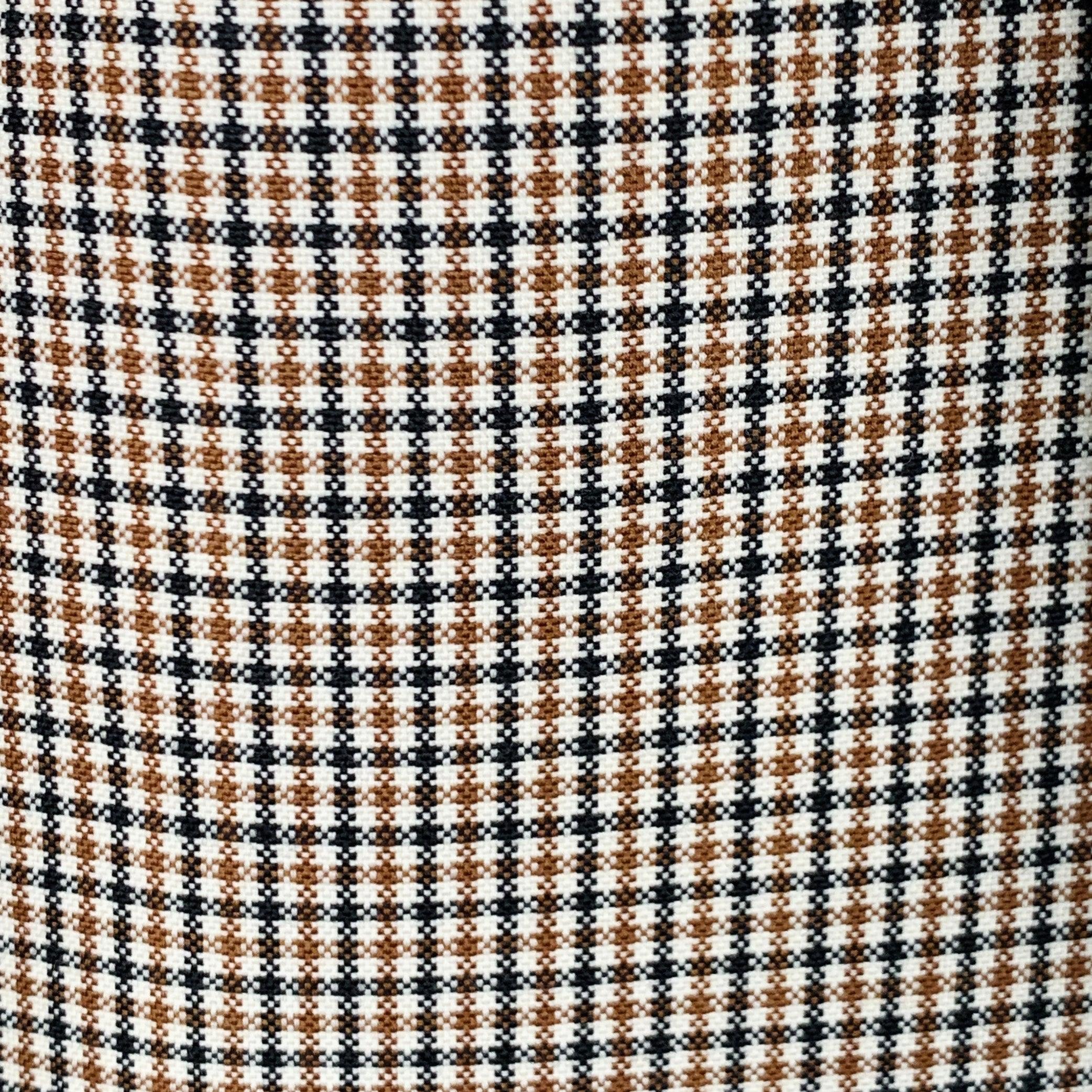 Costume Valentino
dans un lainage à carreaux beige, noir et blanc avec une
 Il comprend un manteau de sport à double boutonnage, à simple boutonnage et à revers échancré, ainsi qu'un pantalon assorti à devant plat. Fabriqué en Italie. Très bon état.