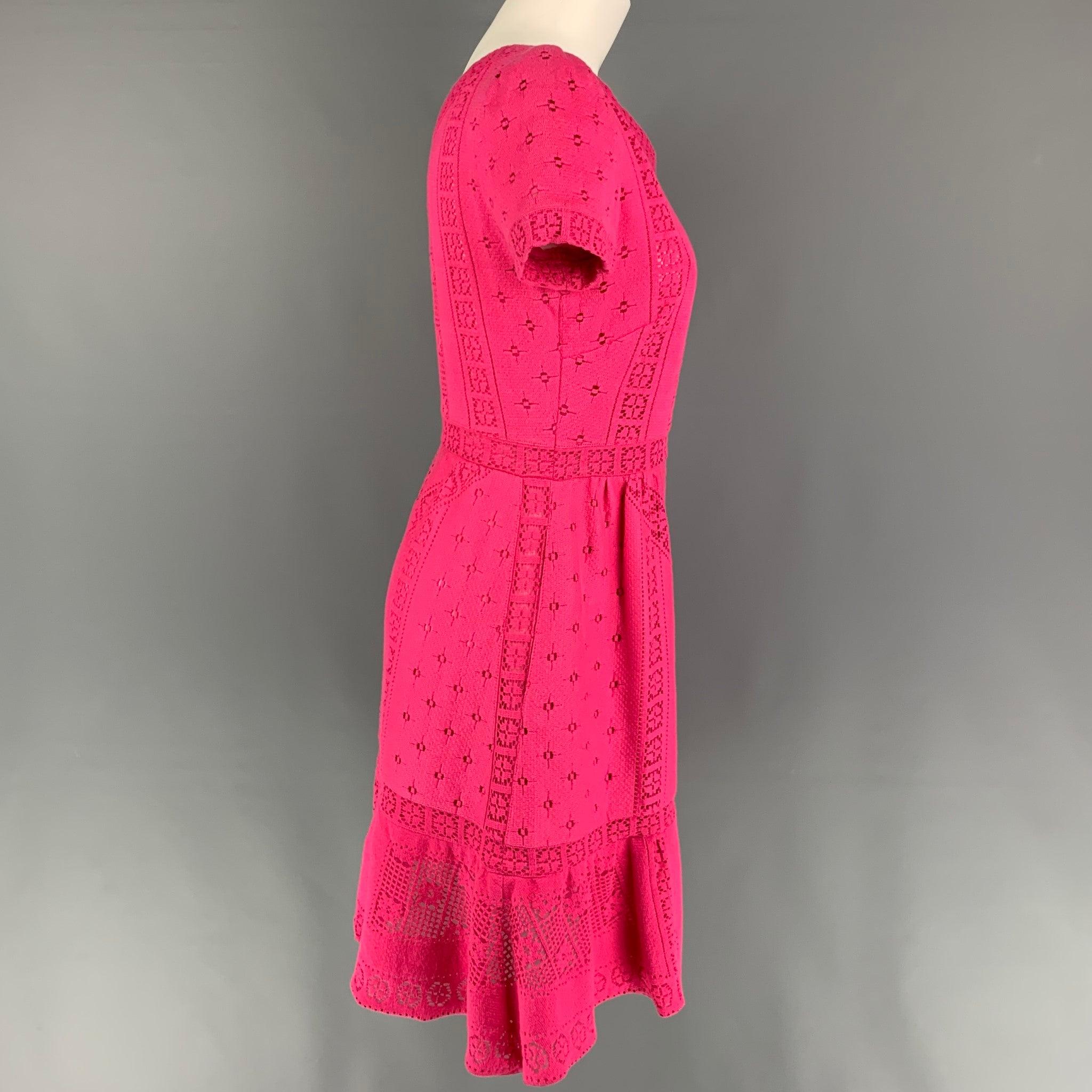 La robe VALENTINO se compose d'une dentelle rose en coton/nylon et d'une doublure en tissu. Elle présente un style a-line, des manches courtes, des poches fendues, une encolure en V et une fermeture à glissière sur le côté. Fait en Italie.
Très