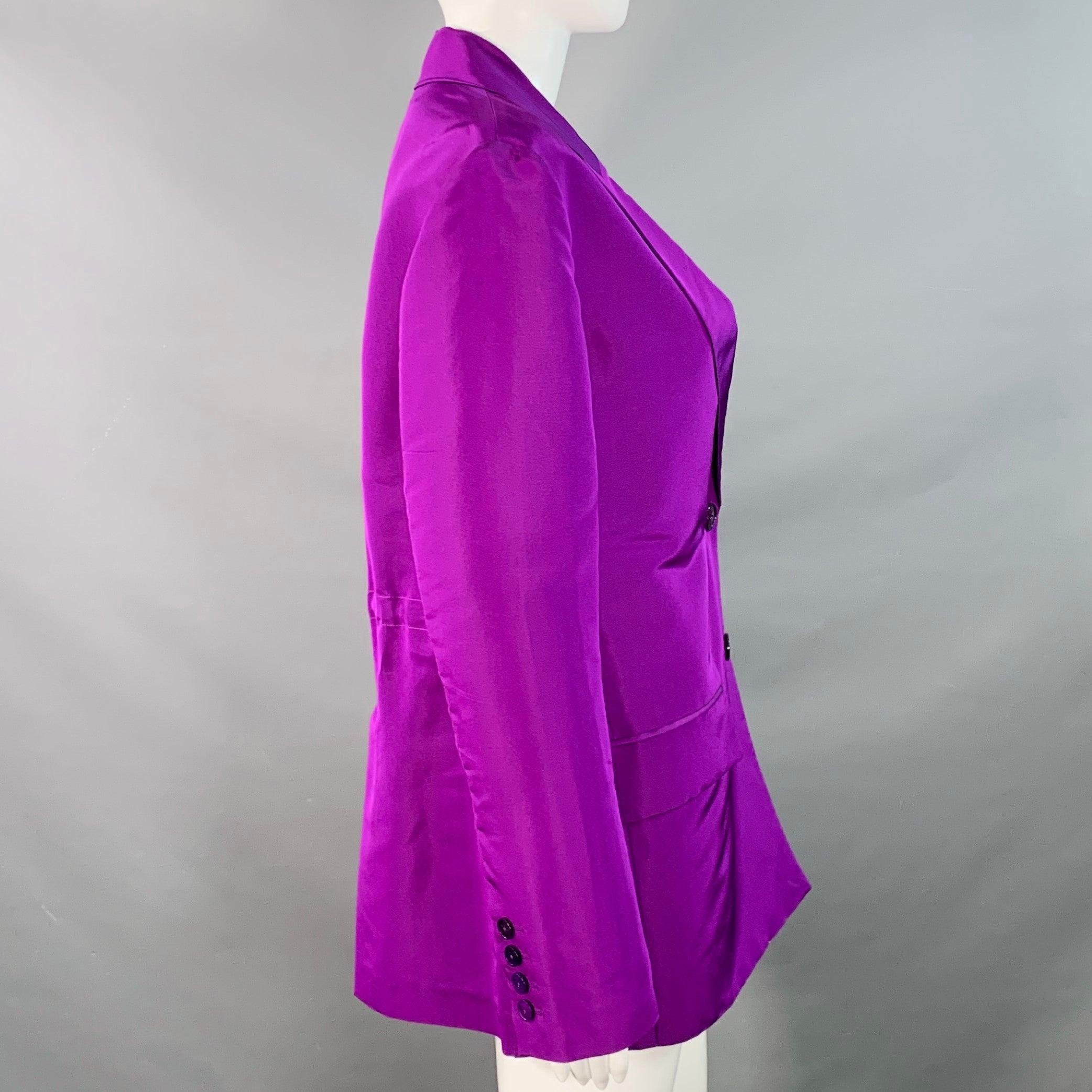 Blazer Valentino
in seta viola, con risvolto a punta, coulisse in vita per una vestibilità aderente e chiusura a due bottoni. Made in Italy. Eccellente condizione di usato. 

Contrassegnato:   IT 40 

Misure: 
 
Spalla: 16,5 pollici Busto: 37
