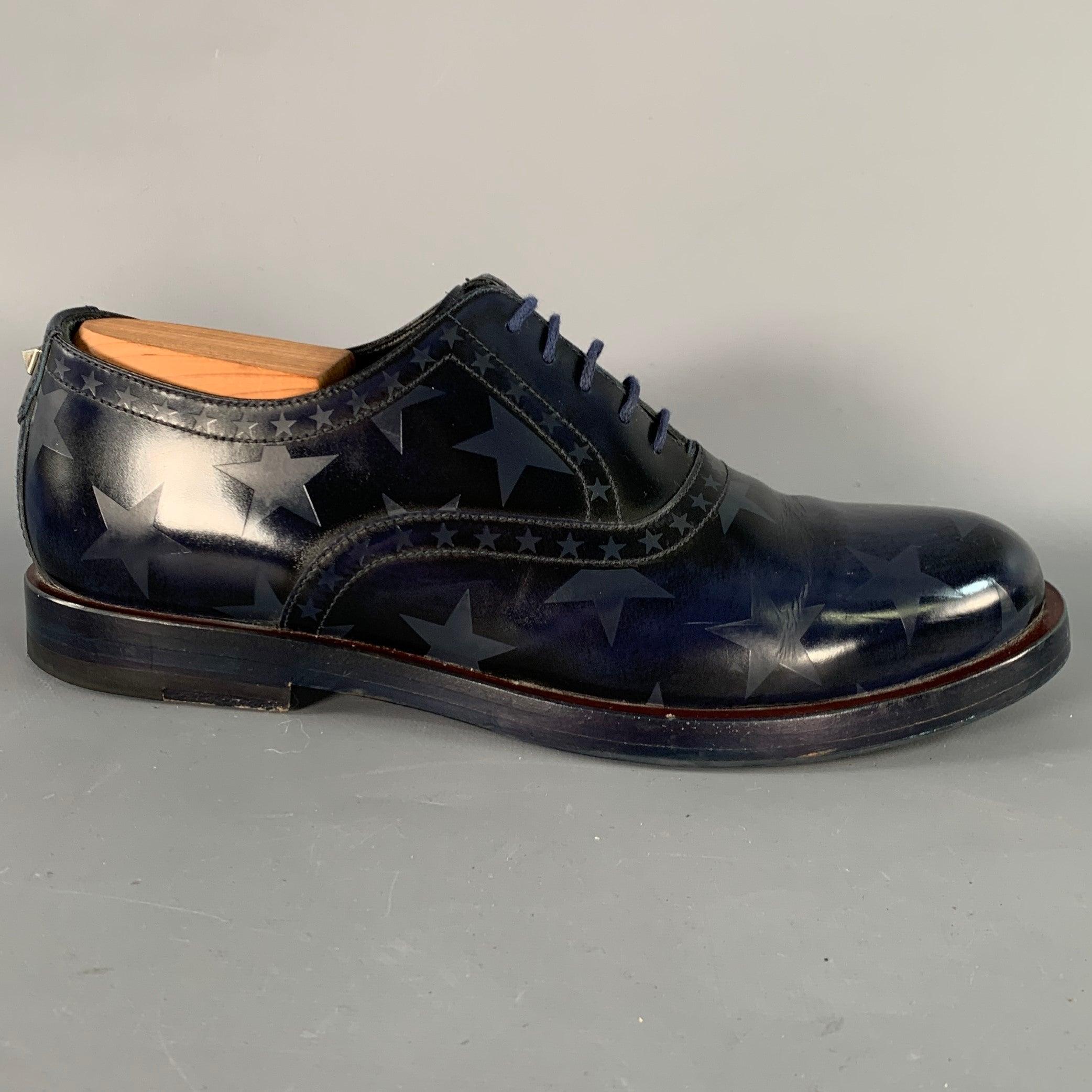 Chaussures VALENTINO
en cuir bleu marine, avec des étoiles en relief, un style oxford et une fermeture à lacets. Les embauchoirs ne sont pas inclus. Fabriqué en Italie. Très bon état. Signes d'usure sur les semelles. 

Marqué :   B2935LY 40.5Semelle
