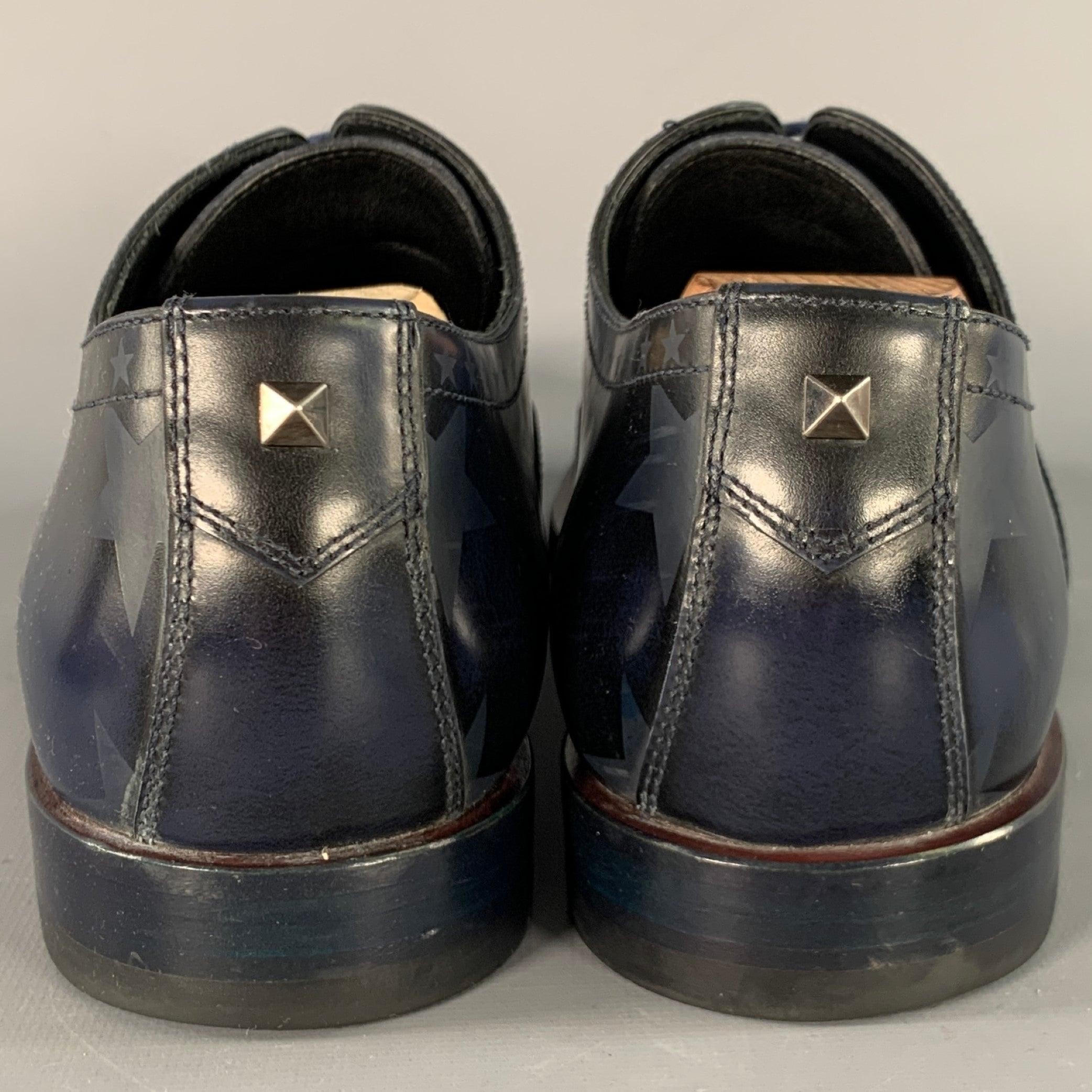 Noir VALENTINO Taille 7.5 Navy Embossed Stars Leather Oxford Lace-Up Shoes en vente