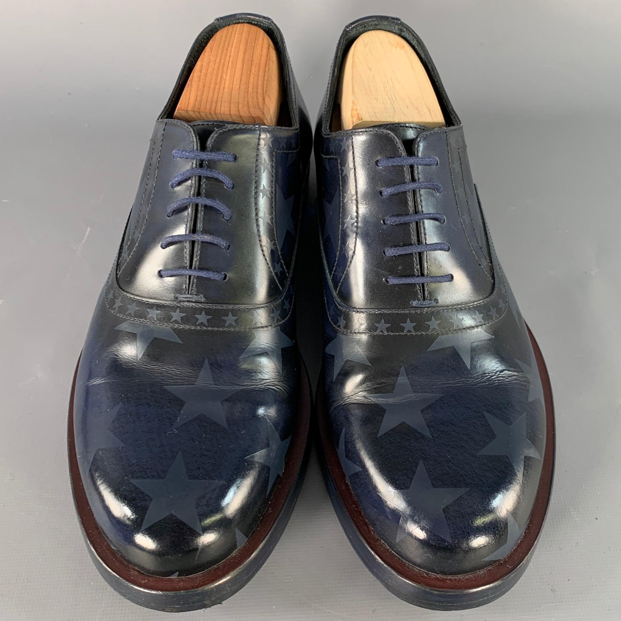 VALENTINO Taille 7.5 Navy Embossed Stars Leather Oxford Lace-Up Shoes Bon état - En vente à San Francisco, CA