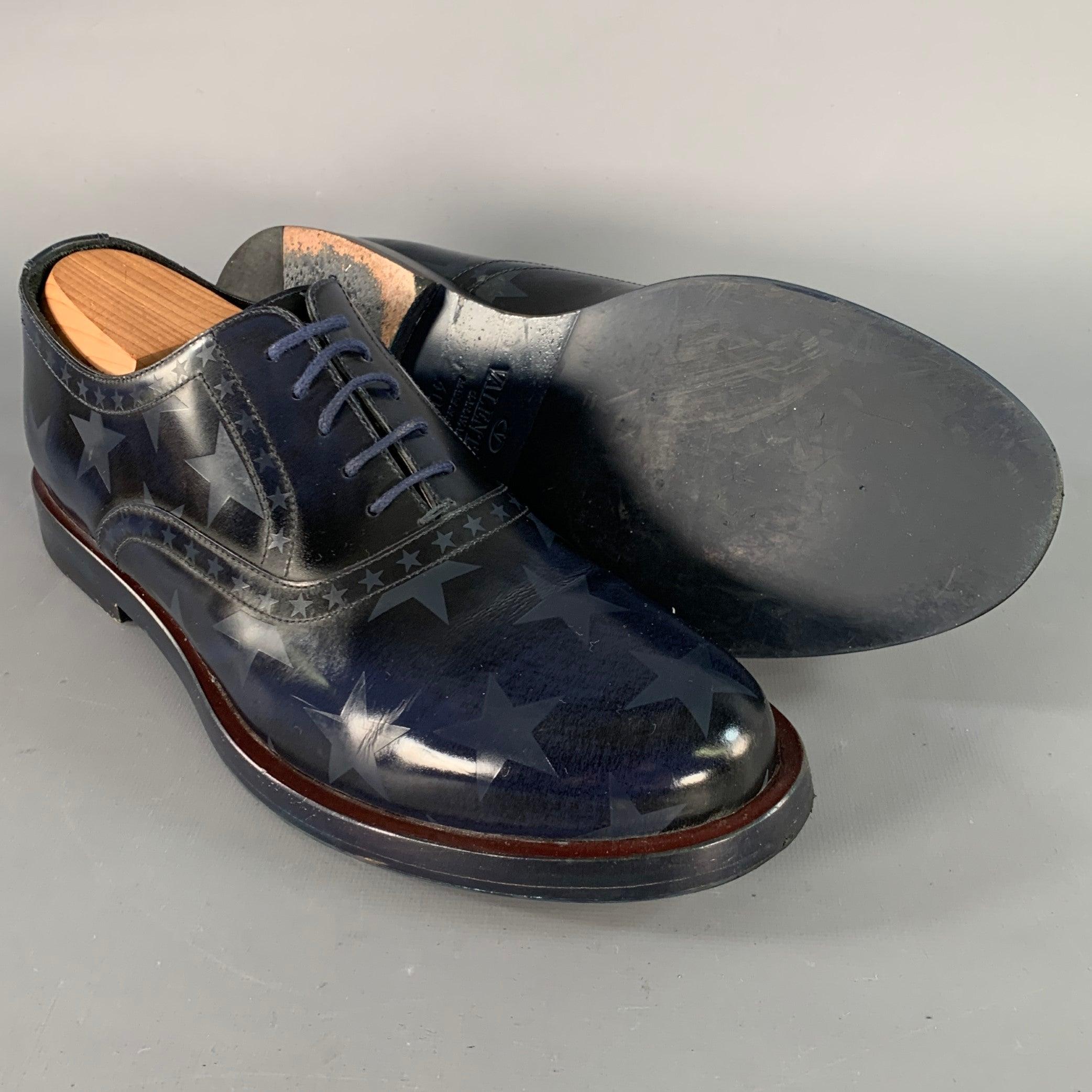 VALENTINO Taille 7.5 Navy Embossed Stars Leather Oxford Lace-Up Shoes Pour hommes en vente
