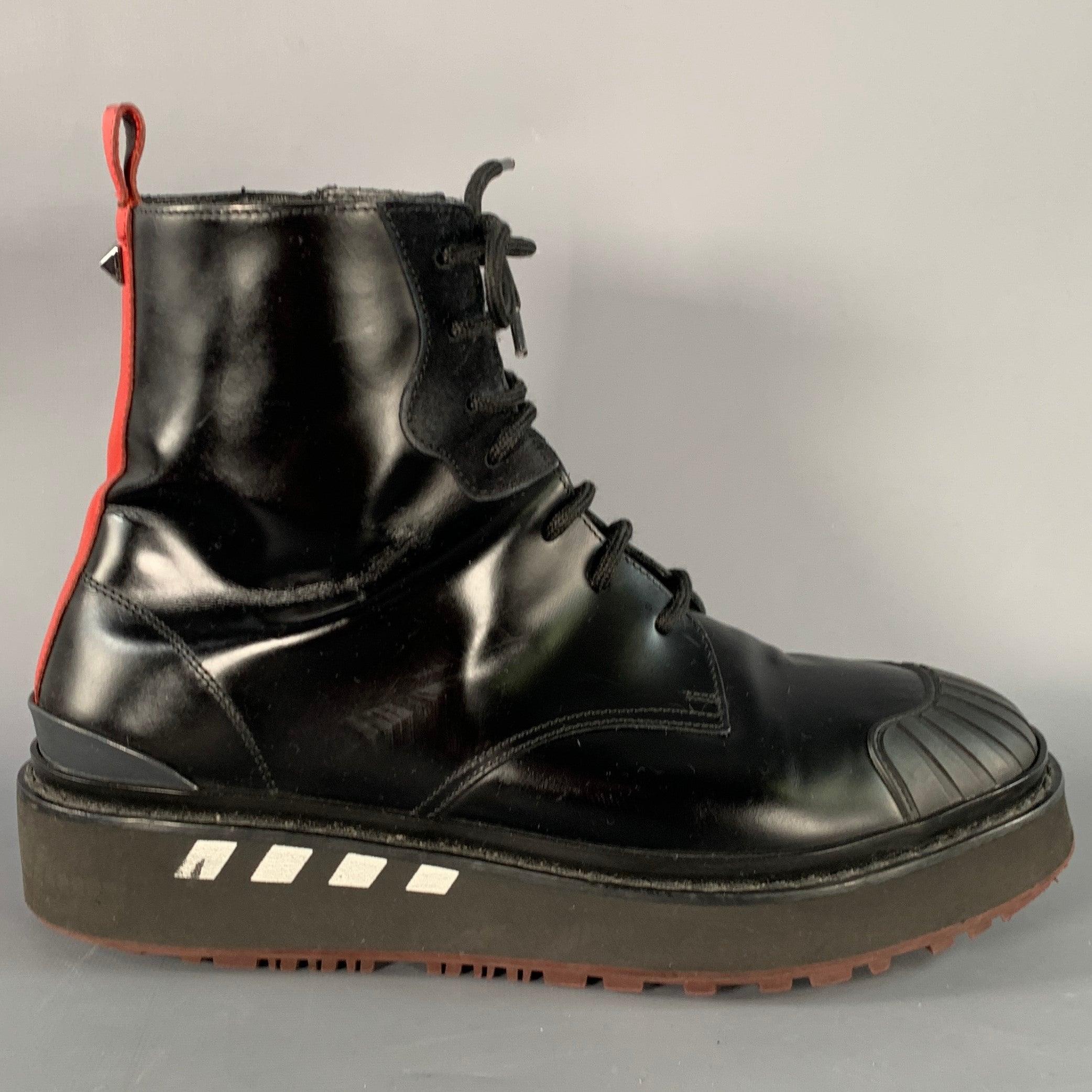 VALENTINO
stivali in pelle nera con striscia rossa sul tallone e borchie argentate, suola in gomma e chiusura con cerniera laterale e lacci. Made in Italy.Buone condizioni di usato. Alcuni graffi sui talloni. 

Contrassegnato:   B2B14[?]Y