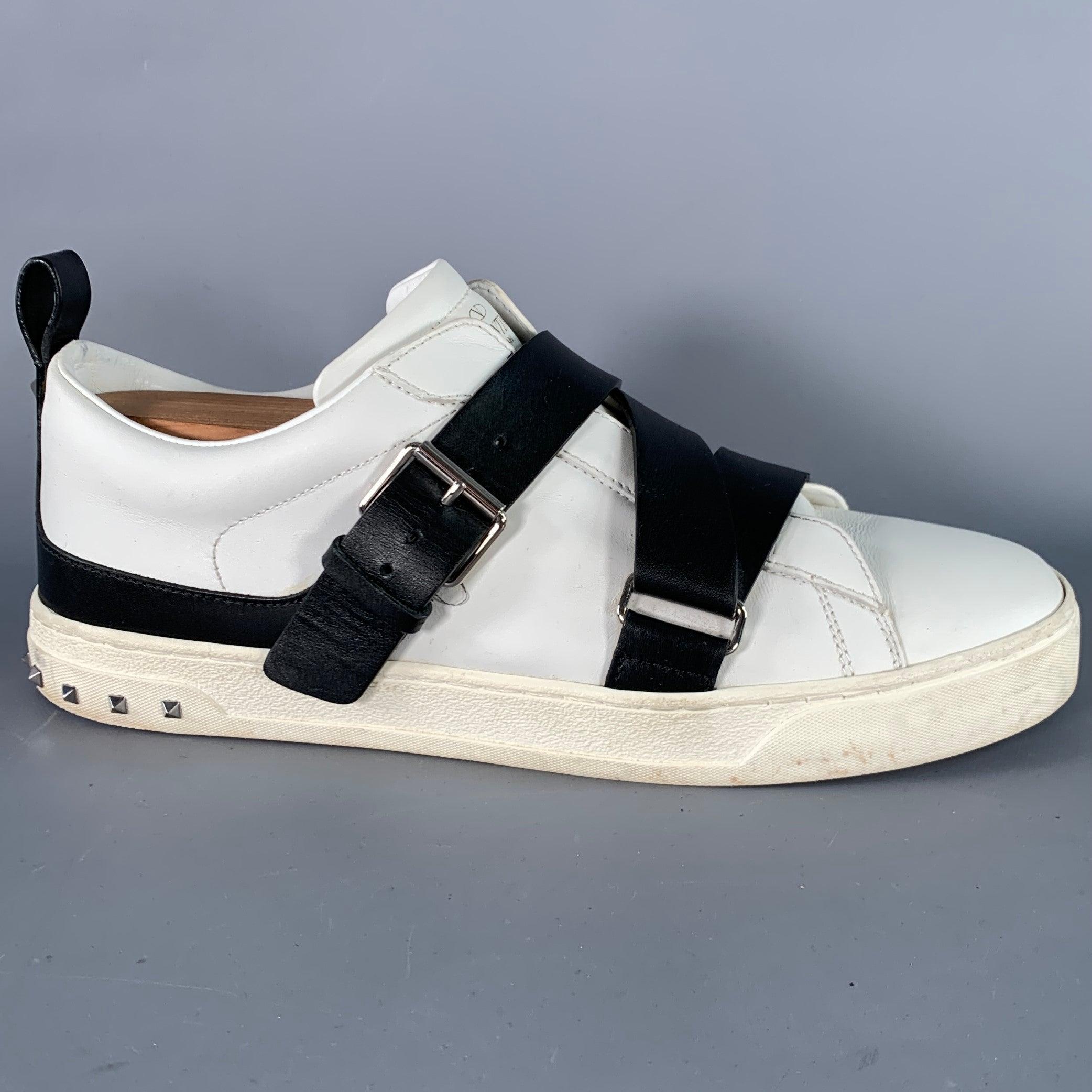 Baskets VALENTINO
en cuir blanc, avec un style bas, un design bicolore avec des sangles croisées en cuir noir, et un enfilage avec une fermeture à boucle. Les embauchoirs ne sont pas inclus. Fabriqué en Italie. Très bon état. Signes d'usure sur les