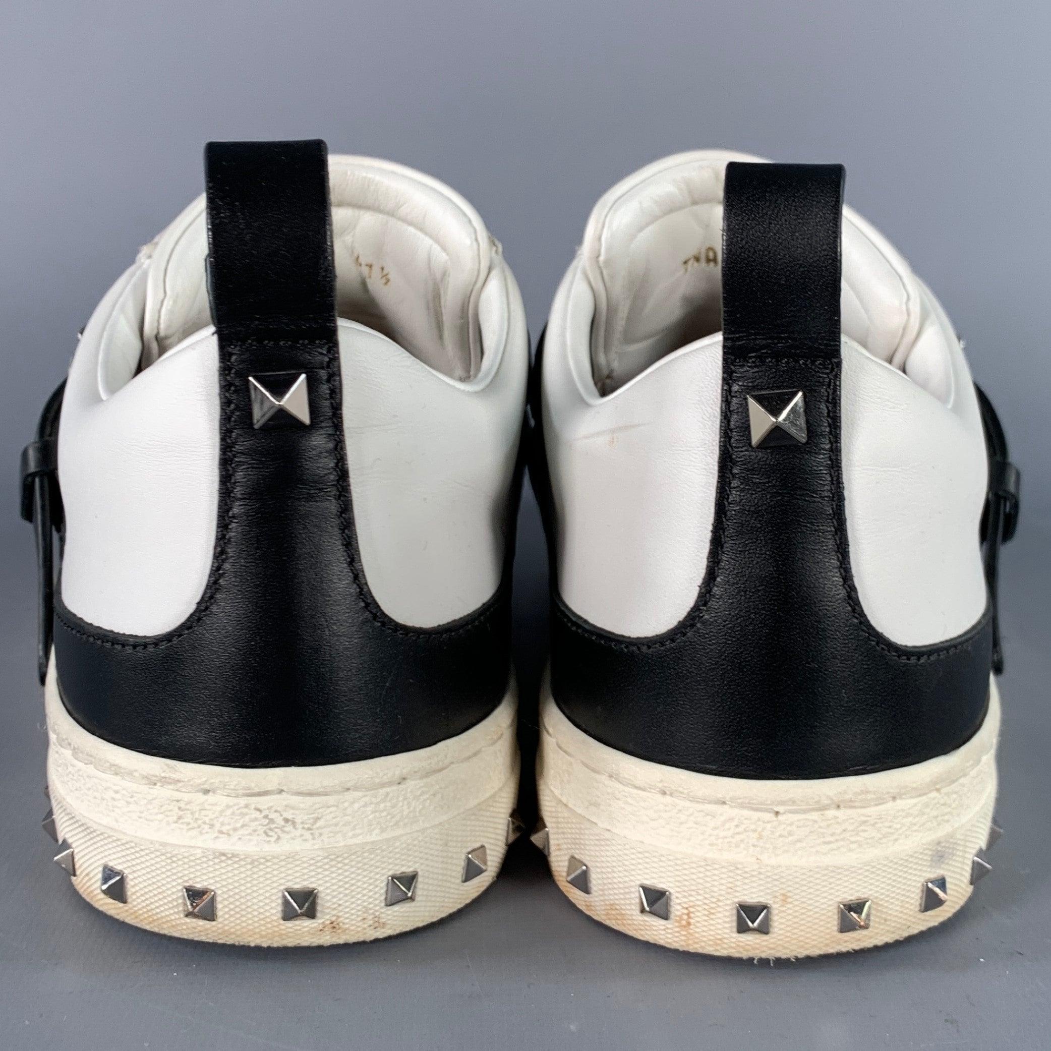 Beige VALENTINO Taille 8.5 White Black Two Toned Leather Belted Sneakers en vente