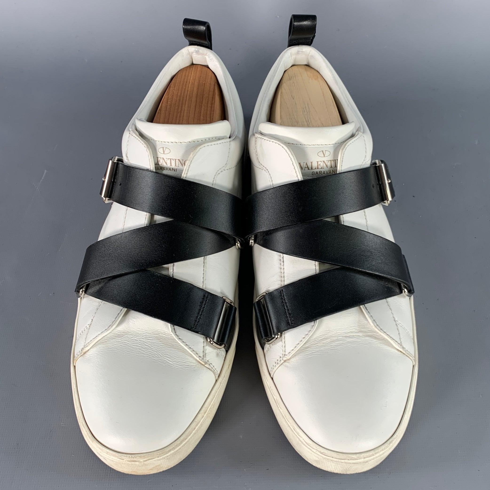VALENTINO Taille 8.5 White Black Two Toned Leather Belted Sneakers Bon état - En vente à San Francisco, CA