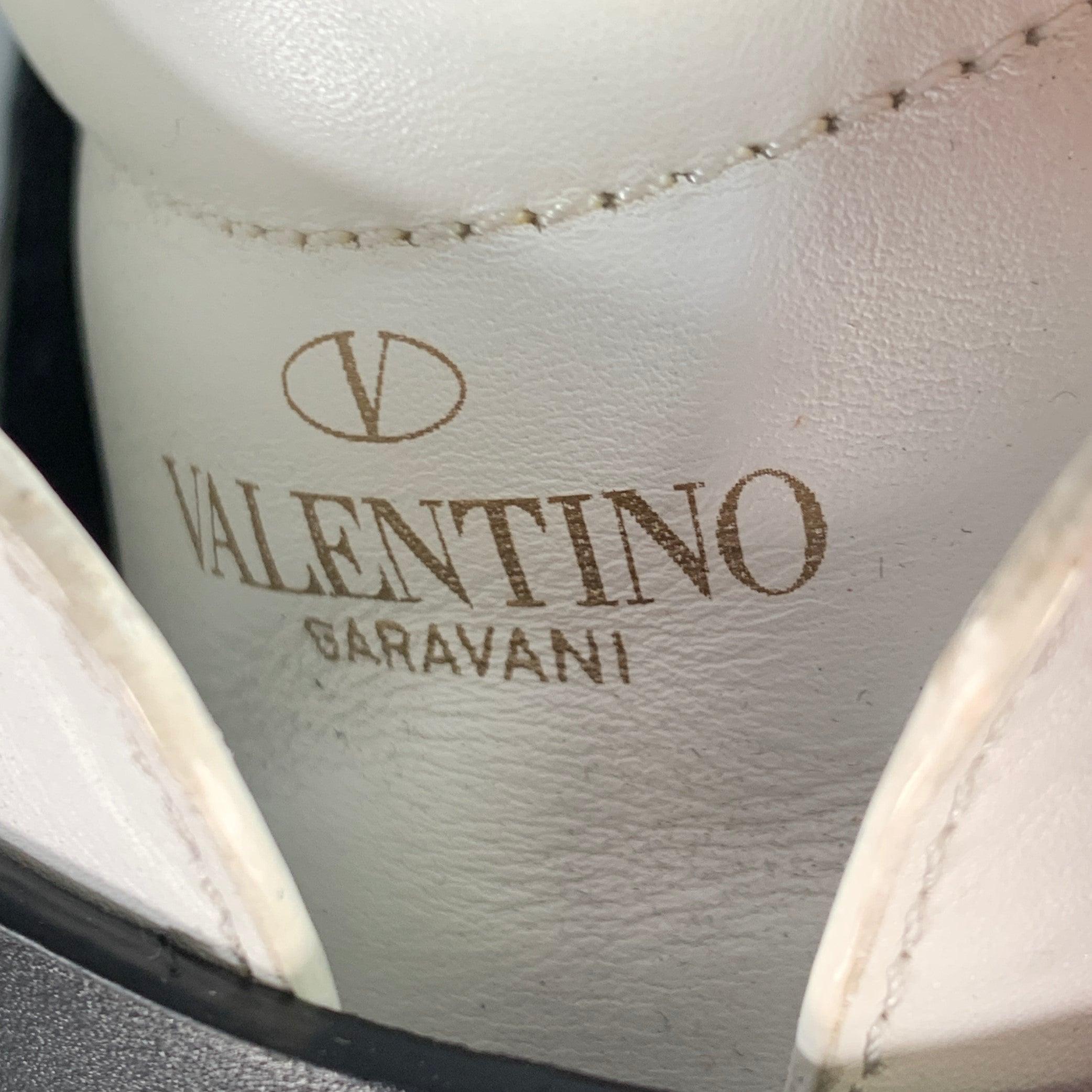 VALENTINO Taille 8.5 White Black Two Toned Leather Belted Sneakers en vente 2