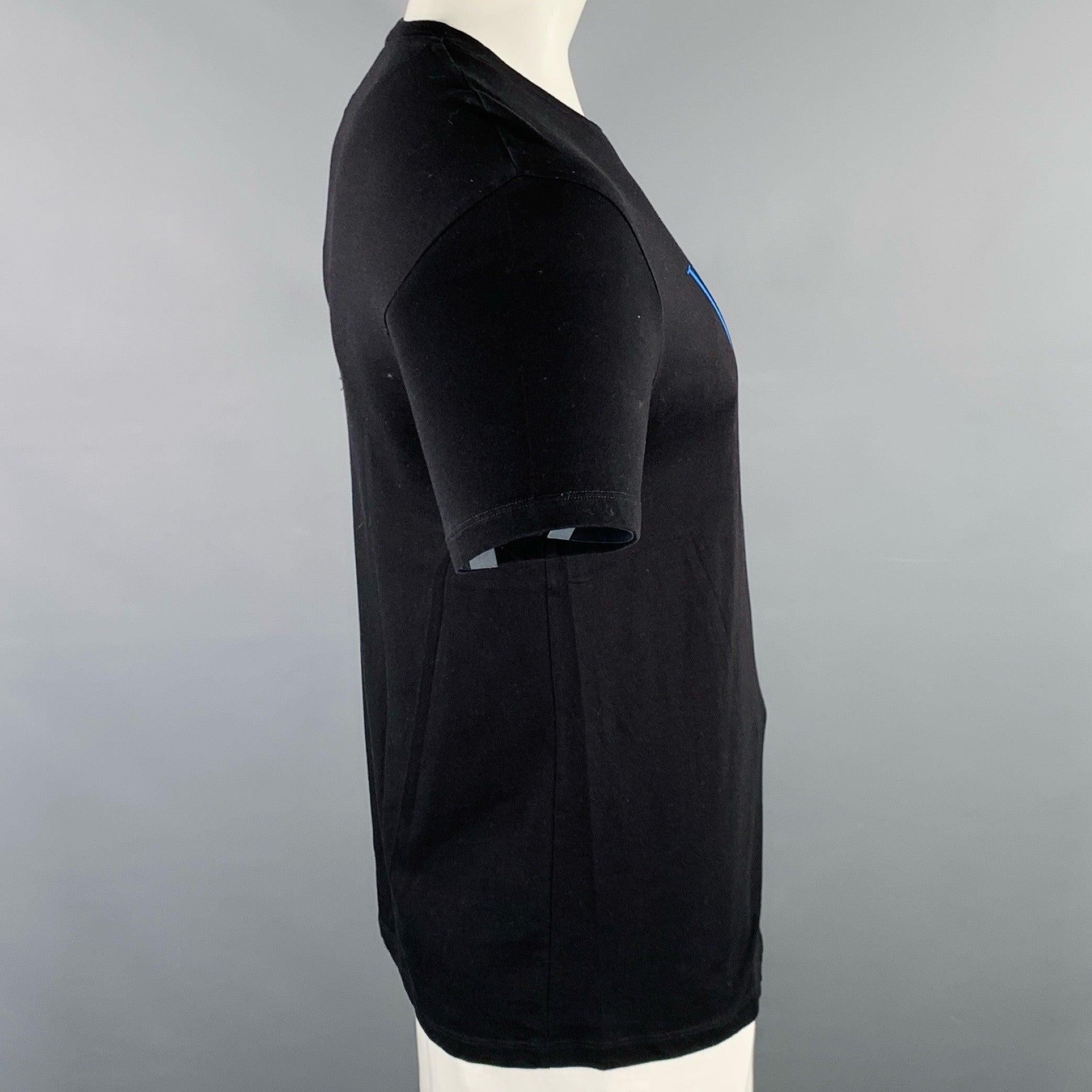 VALENTINO Size L Black Blue Logo Cotton Crew Neck T-shirt In Excellent Condition For Sale In San Francisco, CA