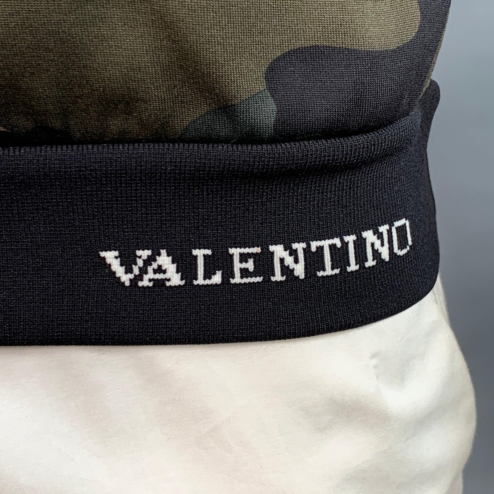 VALENTINO Sweatshirt aus grünem und braunem Baumwollmischgewebe mit Allover-Tarnmuster, zwei Taschen, Rippbündchen und Reißverschluss. Made in Italy. sehr guter gebrauchter Zustand. Leichte Gebrauchsspuren. 

Markiert:   L 

Abmessungen: 

