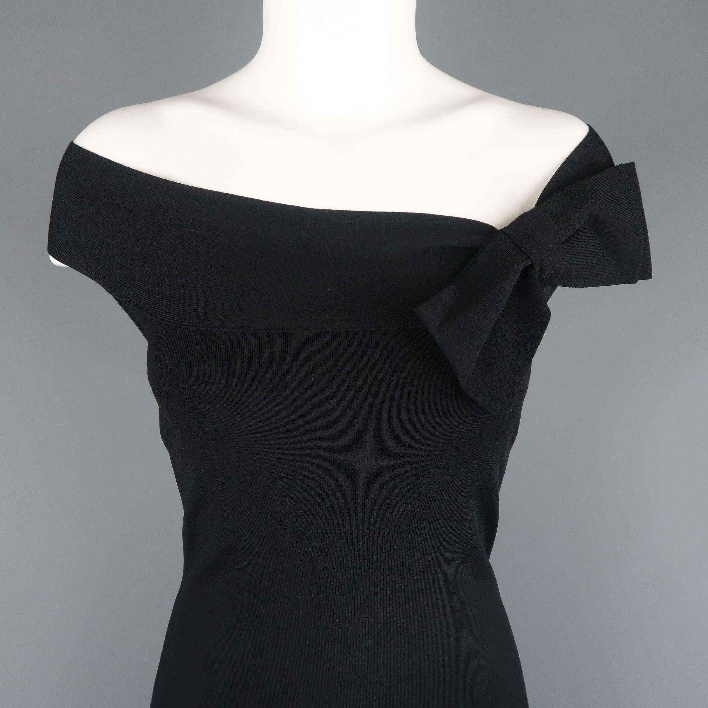 VALENTINO bodycon dress comes in a light weight ribbed stretch material with a wide neckline, oversized bow detail, and lace back panel. Made in Italy.
 
Excellent Pre-Owned Condition.
Marked: M
Measurements:
 
Shoulder: 16 in.
Bust:  34 in.
Waist: