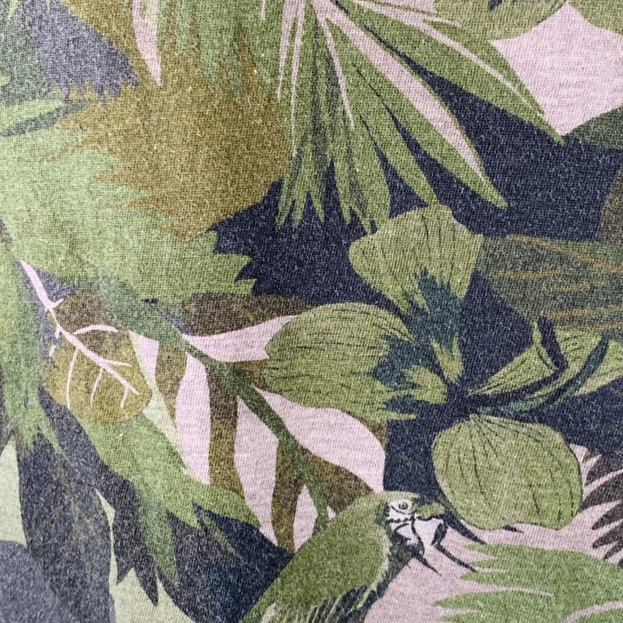 Polo VALENTINO
en jersey de coton vert, noir et gris, avec un imprimé de feuilles, un col à rayures contrastées et une demi-patte.
 fermeture à bouton. Fabriqué en Italie. Excellent état. Pas d'étiquette. 

Marqué :   taille non indiquée 

Mesures :