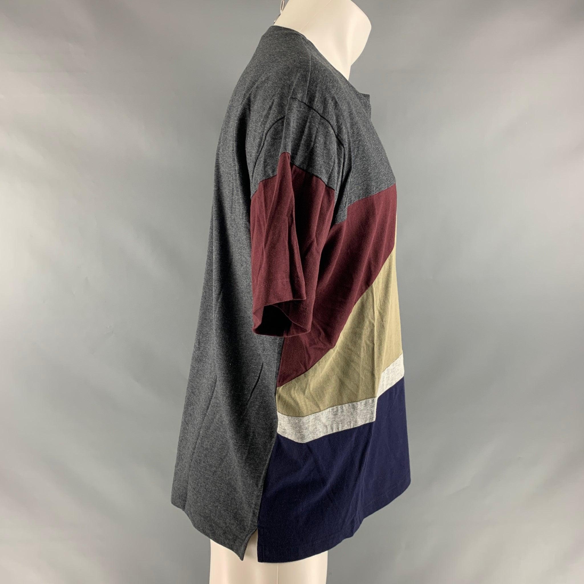 VALENTINO t-shirt comes in a multi- color cotton jersey featuring a color block style, and crew-neck. Made in Italy.Excellent Pre-Owned Condition.  

Marked:   M 

Measurements: 
 
Shoulder: 20 inches Chest: 48 inches Sleeve: 9 inches Length: 28
