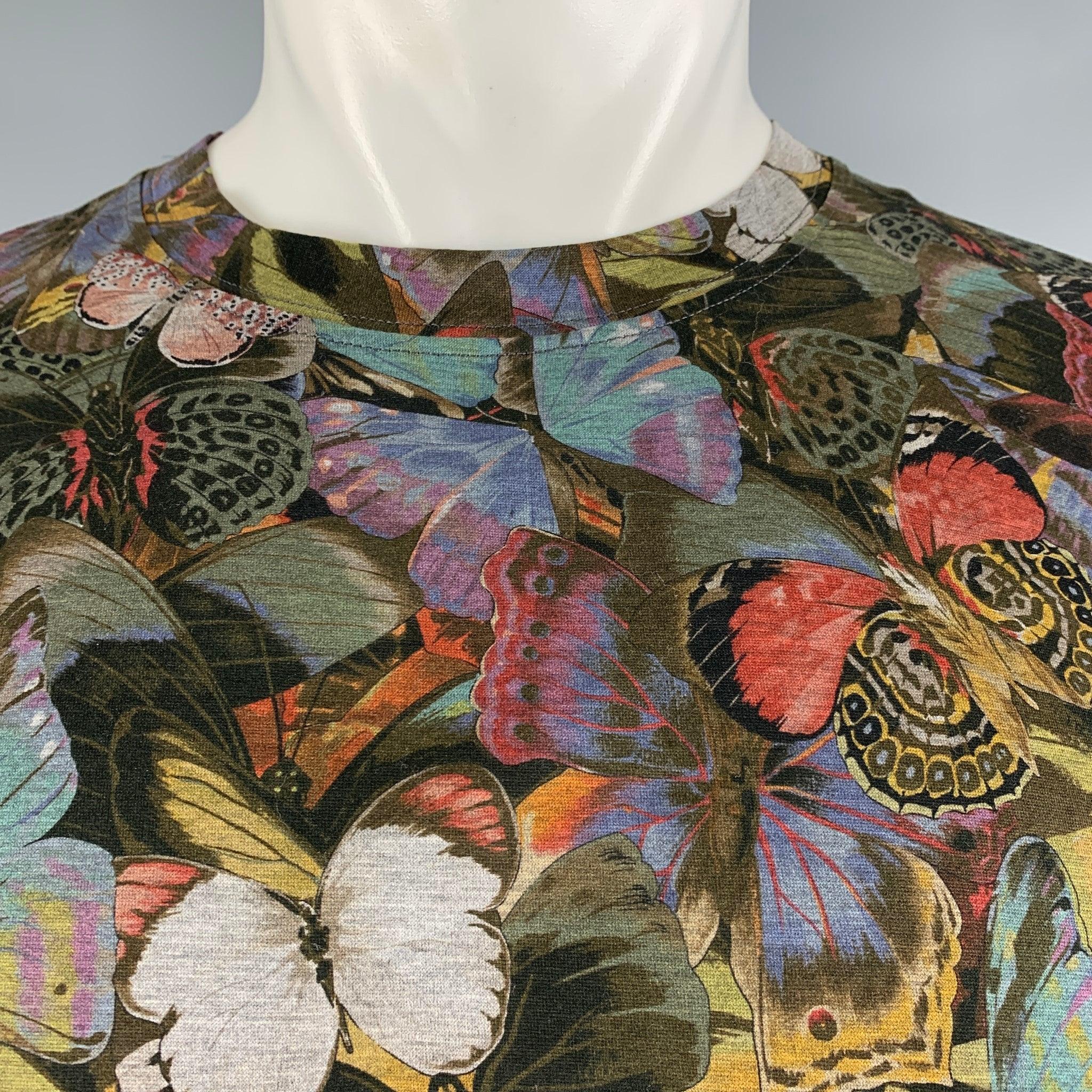 VALENTINO t-shirt comes in a multi color cotton jersey featuring a butterfly print motif, and crew-neck. Made in Italy.Excellent Pre-Owned Condition.  

Marked:   M 

Measurements: 
 
Shoulder: 20 inches Chest: 48 inches Sleeve: 9 inches Length: 28