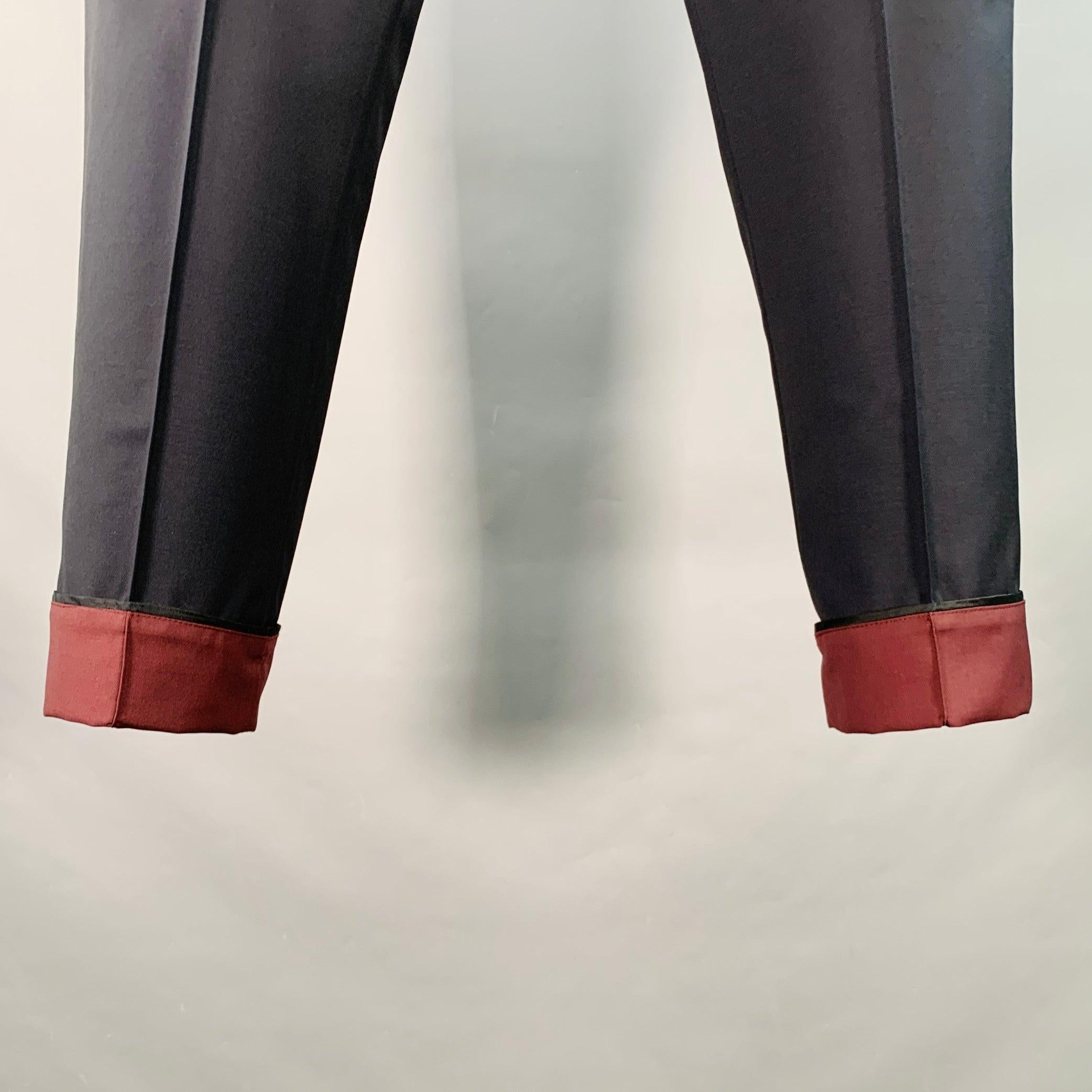 Pantalon habillé Valentino
en laine mohair marine et noire, avec des poignets bordeaux contrastés, un cordon de serrage et une braguette boutonnée. Fabriqué en Italie. Excellent état. 

Marqué :   IT 48, convient à une taille de 36 pouces. 

Mesures