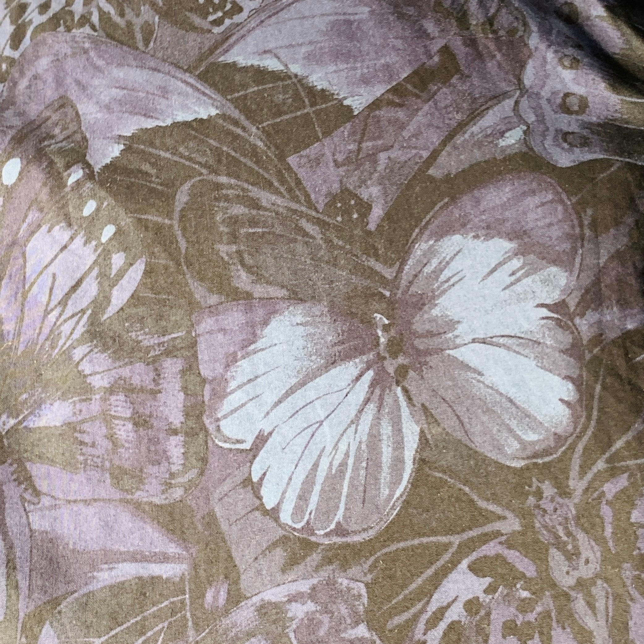 VALENTINO long sleeve shirt
in a navy and blue cotton woven fabric featuring an all over butterfly print, and button closure. Made in Italy.Excellent Pre-Owned Condition. 

Marked:   40/15.75 

Measurements: 
 
Shoulder: 17 inches Chest: 43 inches
