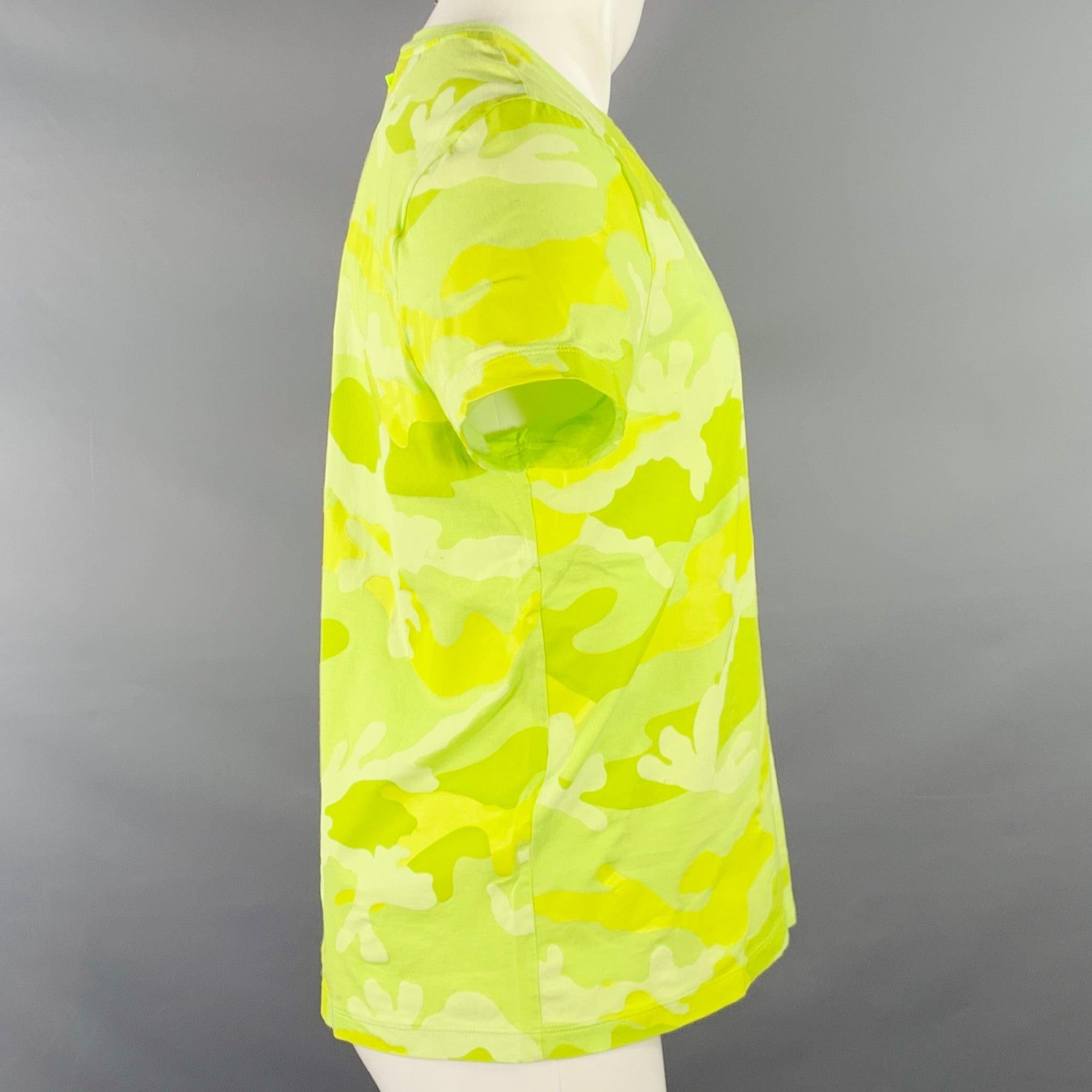 T-shirt VALENTINO
en jersey de coton vert fluo et jaune, avec un motif camouflage, des manches courtes et un col ras du cou. Fabriqué en Italie. Bon état d'usage. Signes d'usure modérés, petites bouloches. 

Marqué :   M 

Mesures : 
 
Épaule : 18