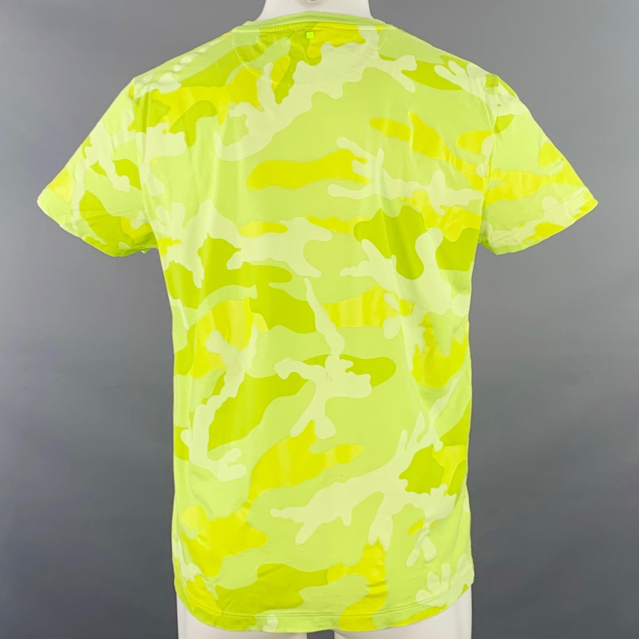 Jaune VALENTINO Size M Neon Green Yellow Camouflage Cotton Crew Neck T-shirt en vente