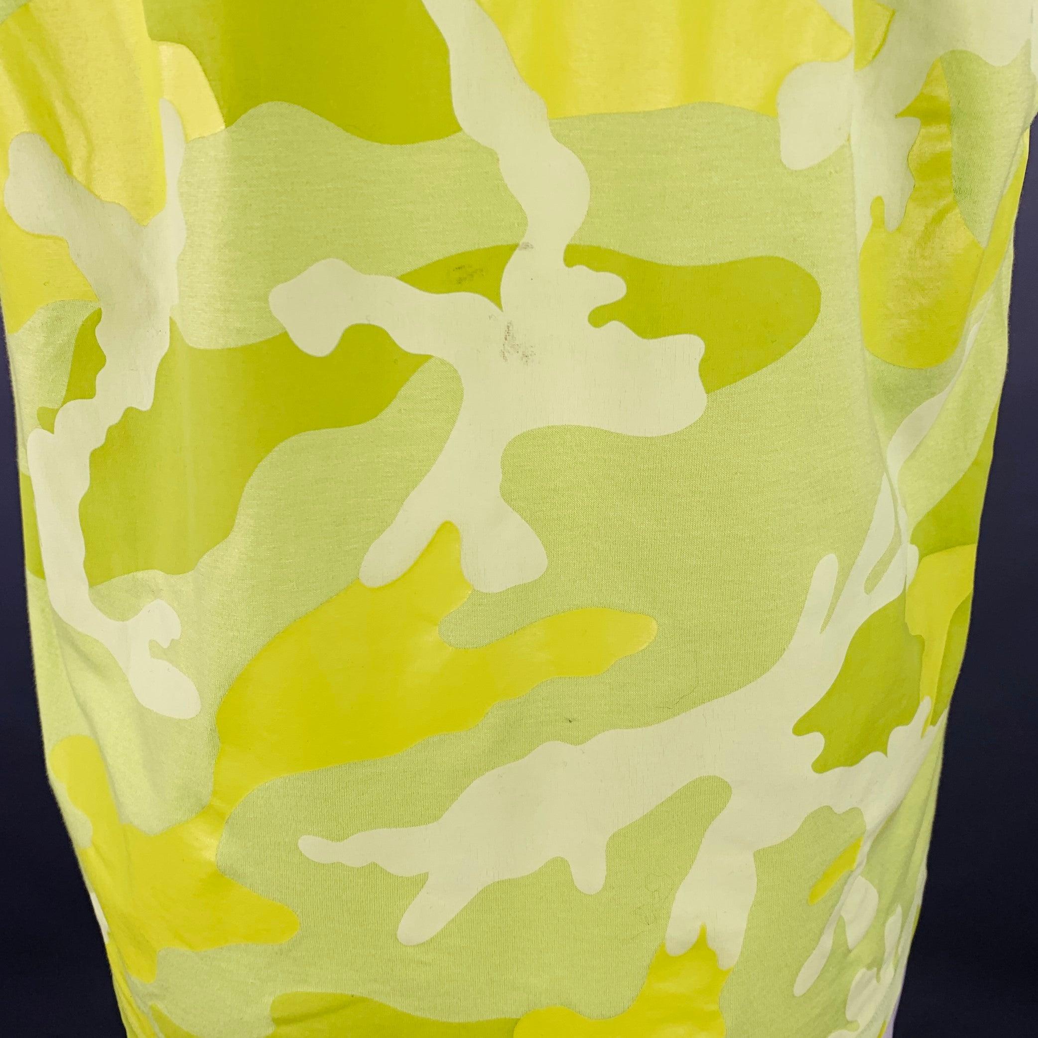 VALENTINO Size M Neon Green Yellow Camouflage Cotton Crew Neck T-shirt Bon état - En vente à San Francisco, CA